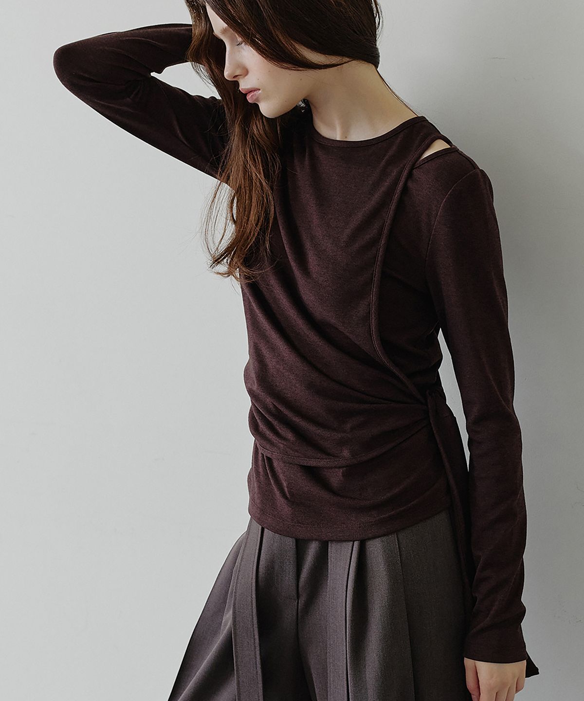 메이크어토스트(MAKE A TOAST) 컷아웃 사이드 랩 티셔츠 (브라운) MBFFTO008BR