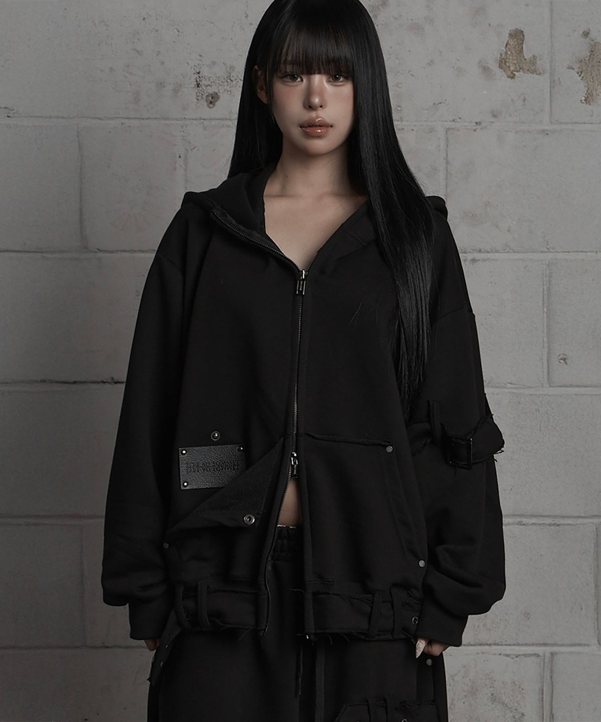 에트오소메(ETRE AU SOMMET) Belted Raw Edge Hood Zip-Up (Black)