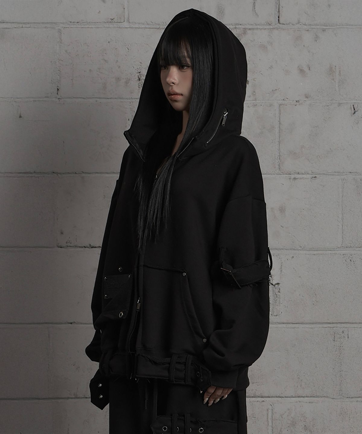 에트오소메(ETRE AU SOMMET) Belted Raw Edge Hood Zip-Up (Black)