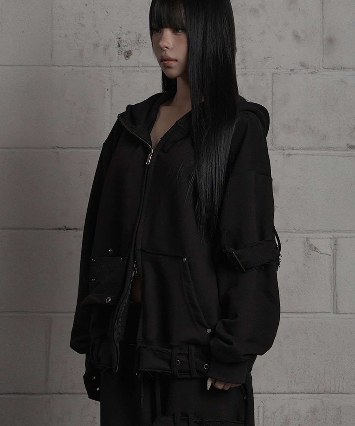에트오소메(ETRE AU SOMMET) Belted Raw Edge Hood Zip-Up (Black)