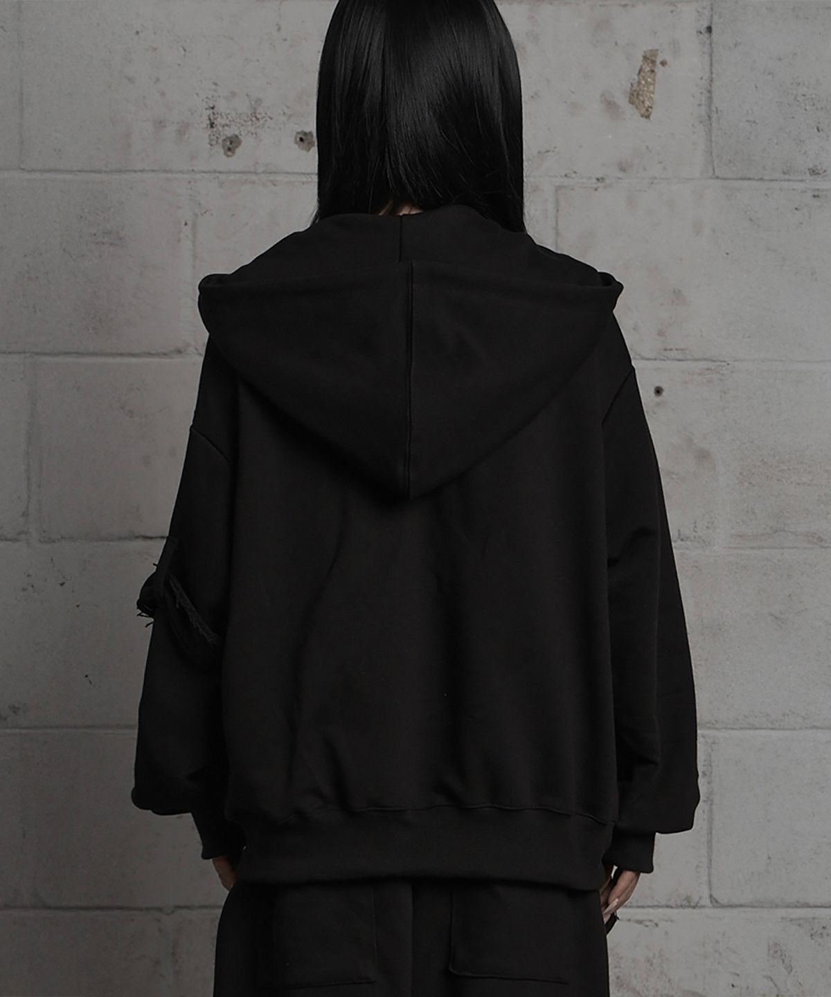 에트오소메(ETRE AU SOMMET) Belted Raw Edge Hood Zip-Up (Black)