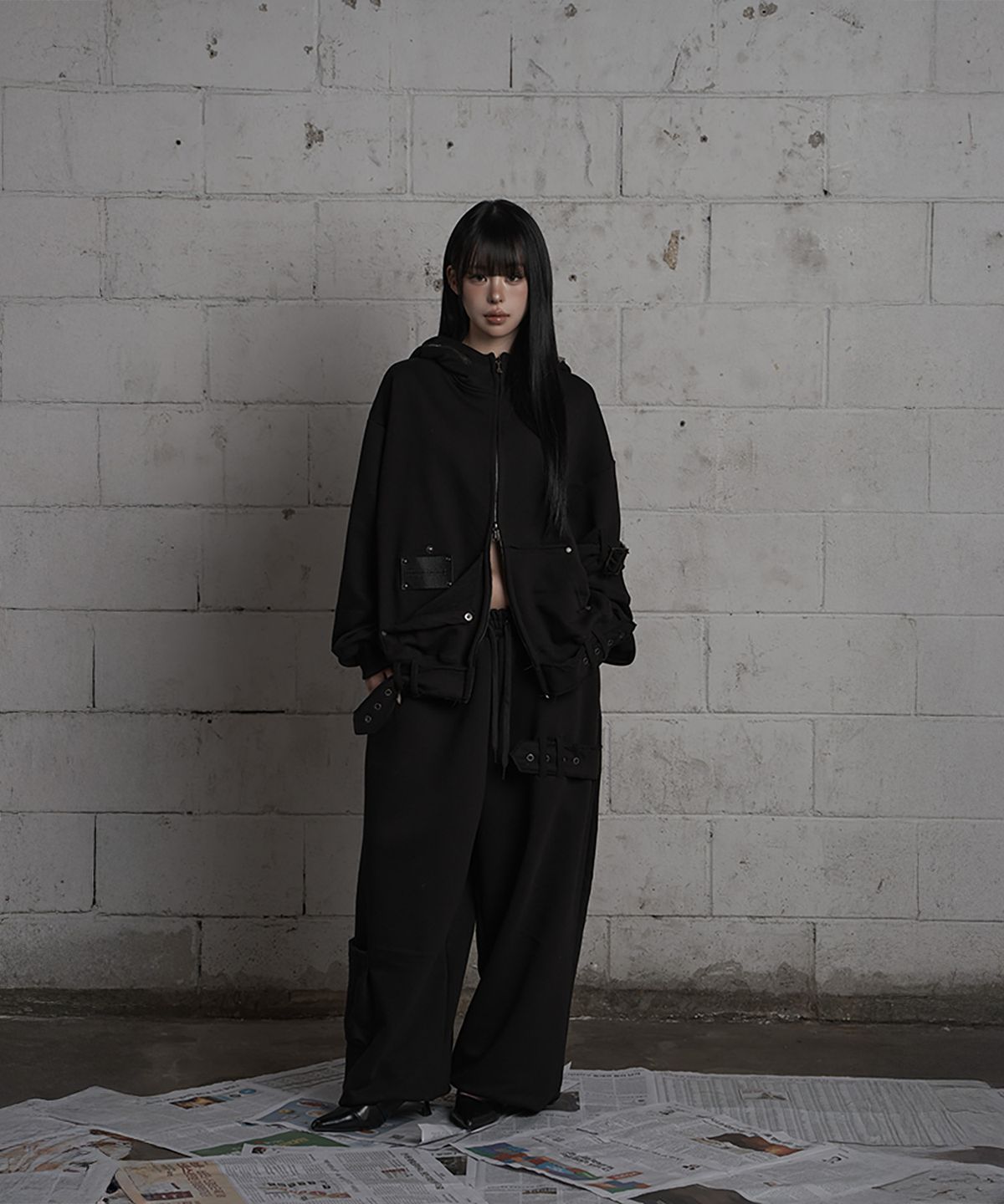 에트오소메(ETRE AU SOMMET) Belted Raw Edge Hood Zip-Up (Black)