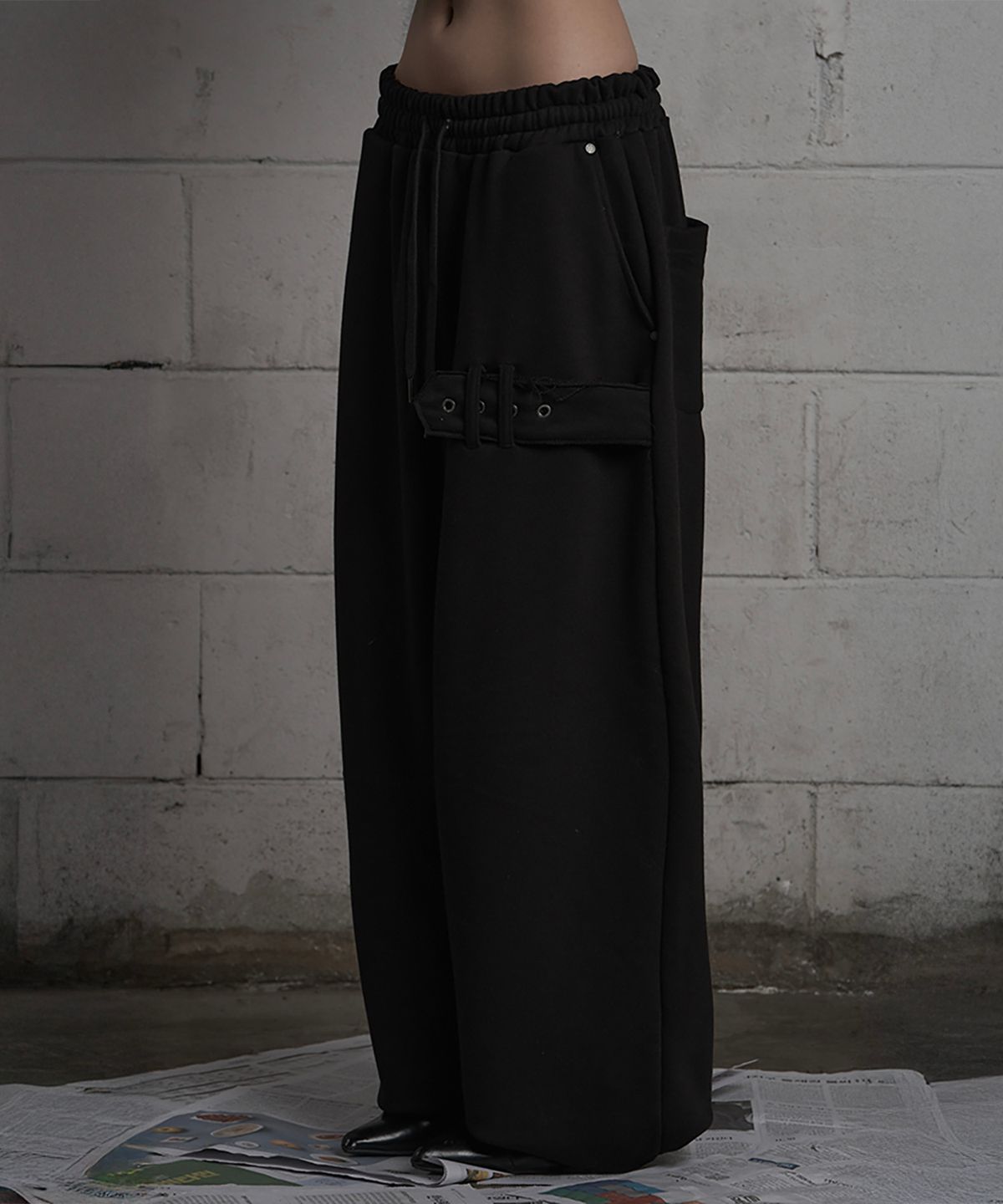 에트오소메(ETRE AU SOMMET) Belted Raw Edge Wide Pants (Black)