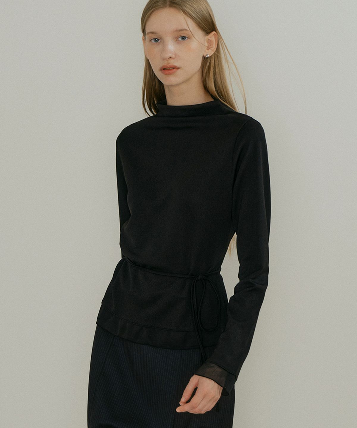 아워코모스(OURCOMOS) comos 1516 chiffon detail mock neck T-shirt (3color)