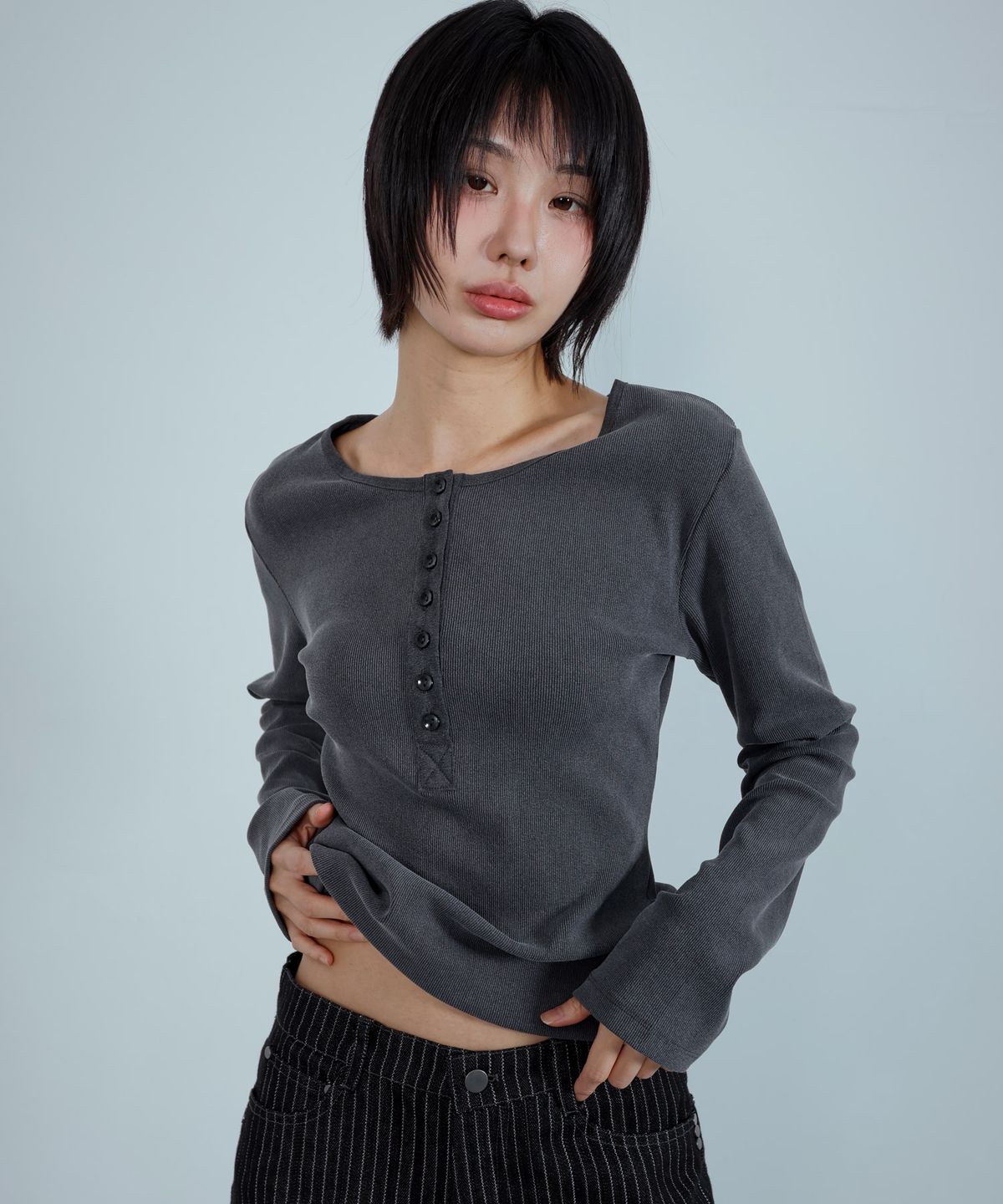 키지코(KIJIKO) ke309. Pigment Henley Neck Tee Charcoal