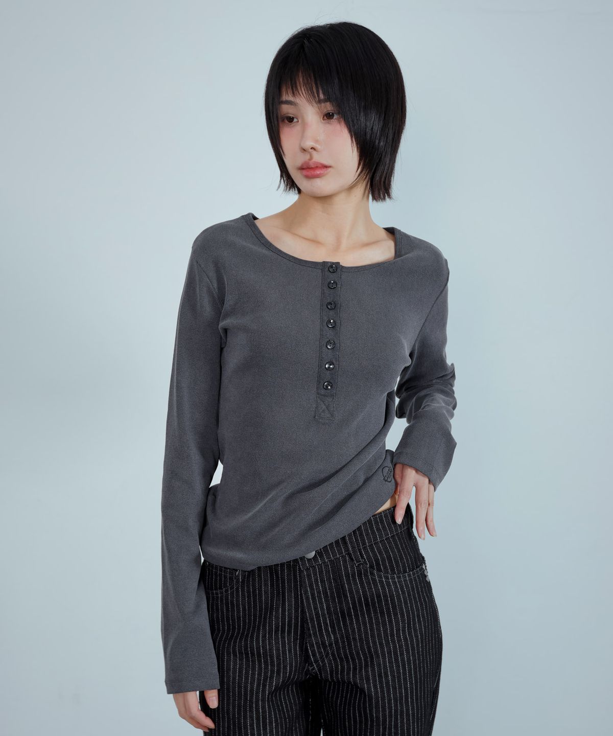 키지코(KIJIKO) ke309. Pigment Henley Neck Tee Charcoal