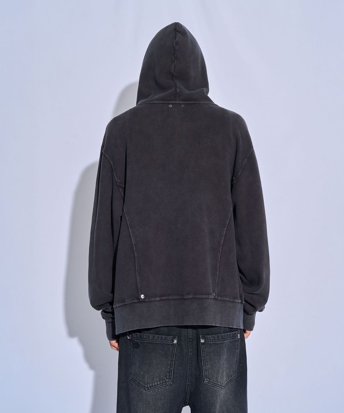 피치블랙(PITCHBLACK) WASHED WAFFLE RIVET DETAIL HOOD ZIP-UP (WASHED BLACK)