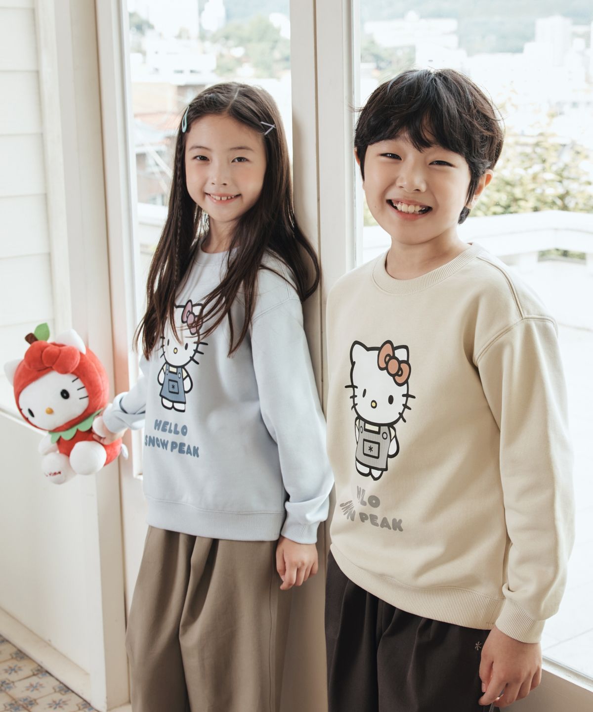 스노우피크 어패럴 키즈(SNOWPEAK APPAREL KIDS) [스노우피크 X 헬로키티] 키즈 약기모 맨투맨 (S26WKFHT88) Light Beige
