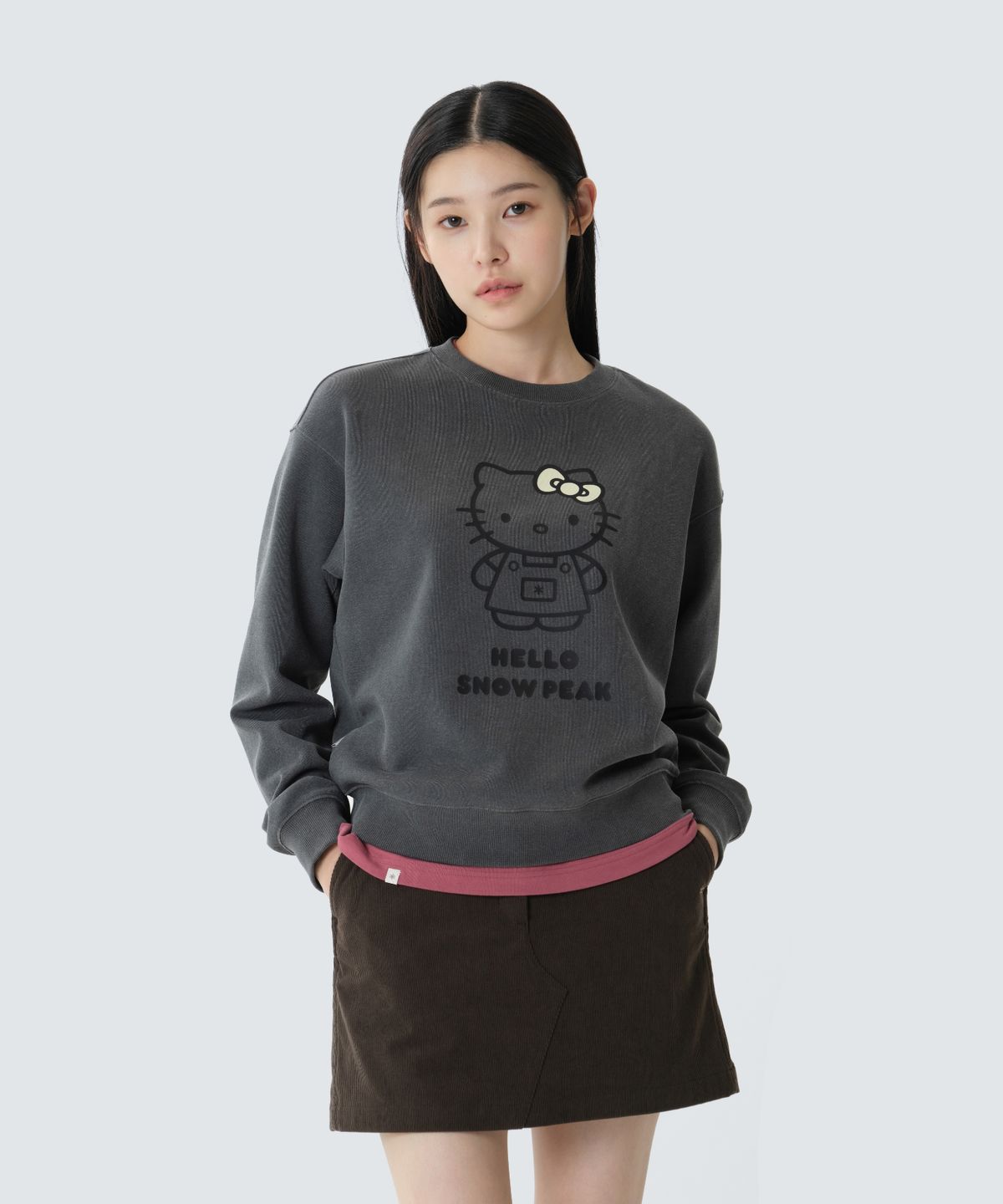 스노우피크 어패럴(SNOWPEAK APPAREL) [스노우피크 X 헬로키티] 피그먼트 다잉 여성 맨투맨 (S26FWFHT85) Charcoal