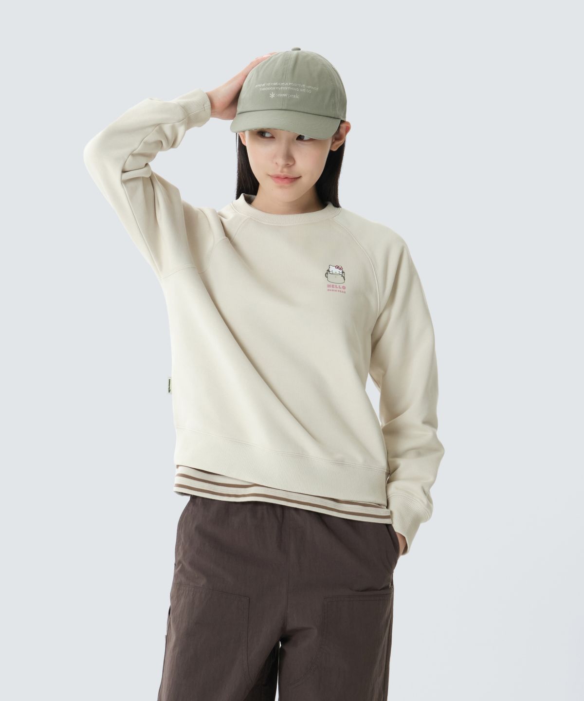 스노우피크 어패럴(SNOWPEAK APPAREL) [스노우피크 X 헬로키티] 약기모 여성 맨투맨 (S26WWFHT87) Light Beige