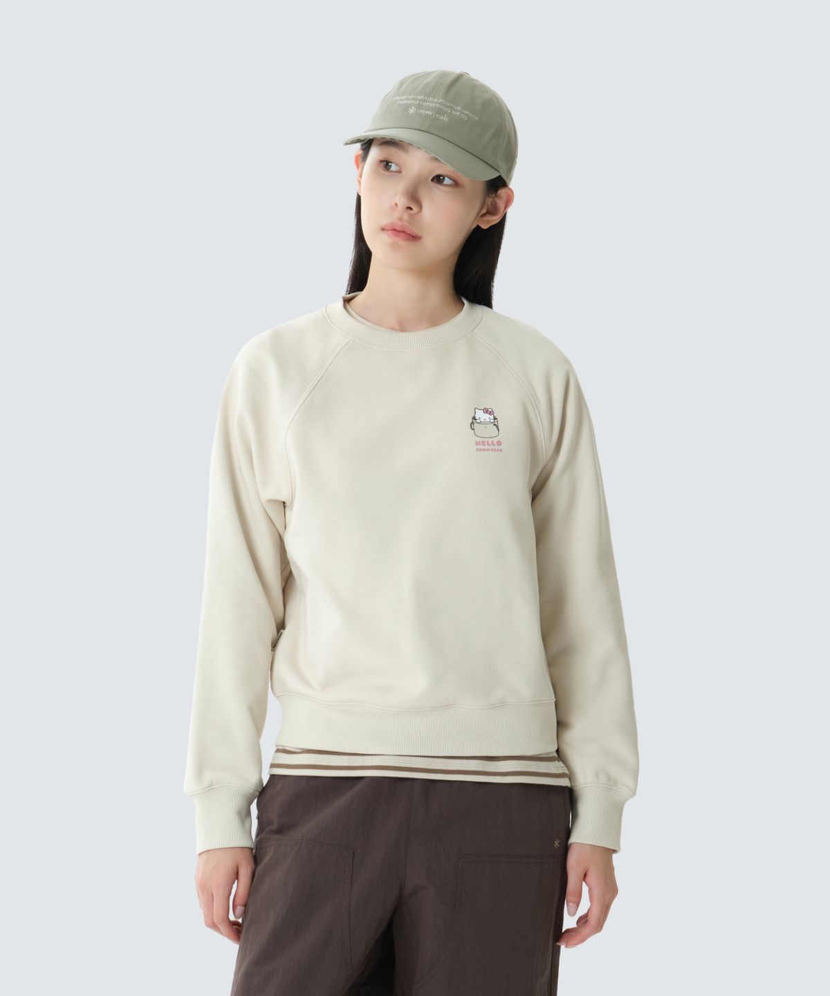 스노우피크 어패럴(SNOWPEAK APPAREL) [스노우피크 X 헬로키티] 약기모 여성 맨투맨 (S26WWFHT87) Light Beige