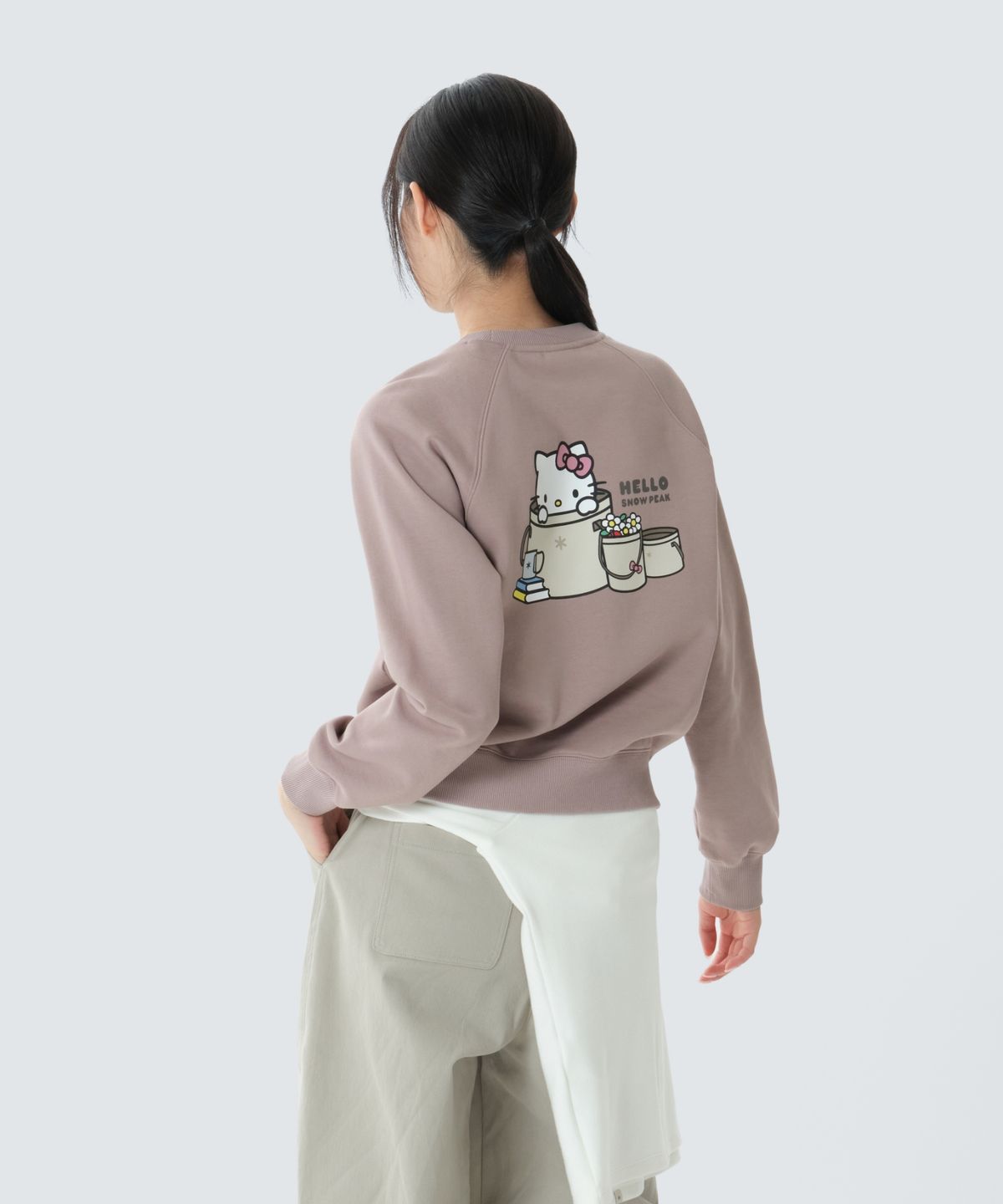 스노우피크 어패럴(SNOWPEAK APPAREL) [스노우피크 X 헬로키티] 약기모 여성 맨투맨 (S26WWFHT87) Rusty Pink