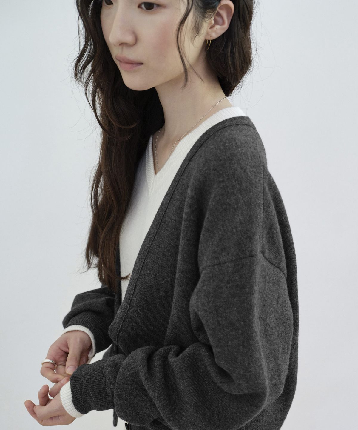 스텝어라운드(STEP AROUND) Superfine Wool Deep V-Neck Cardigan_CHARCOAL
