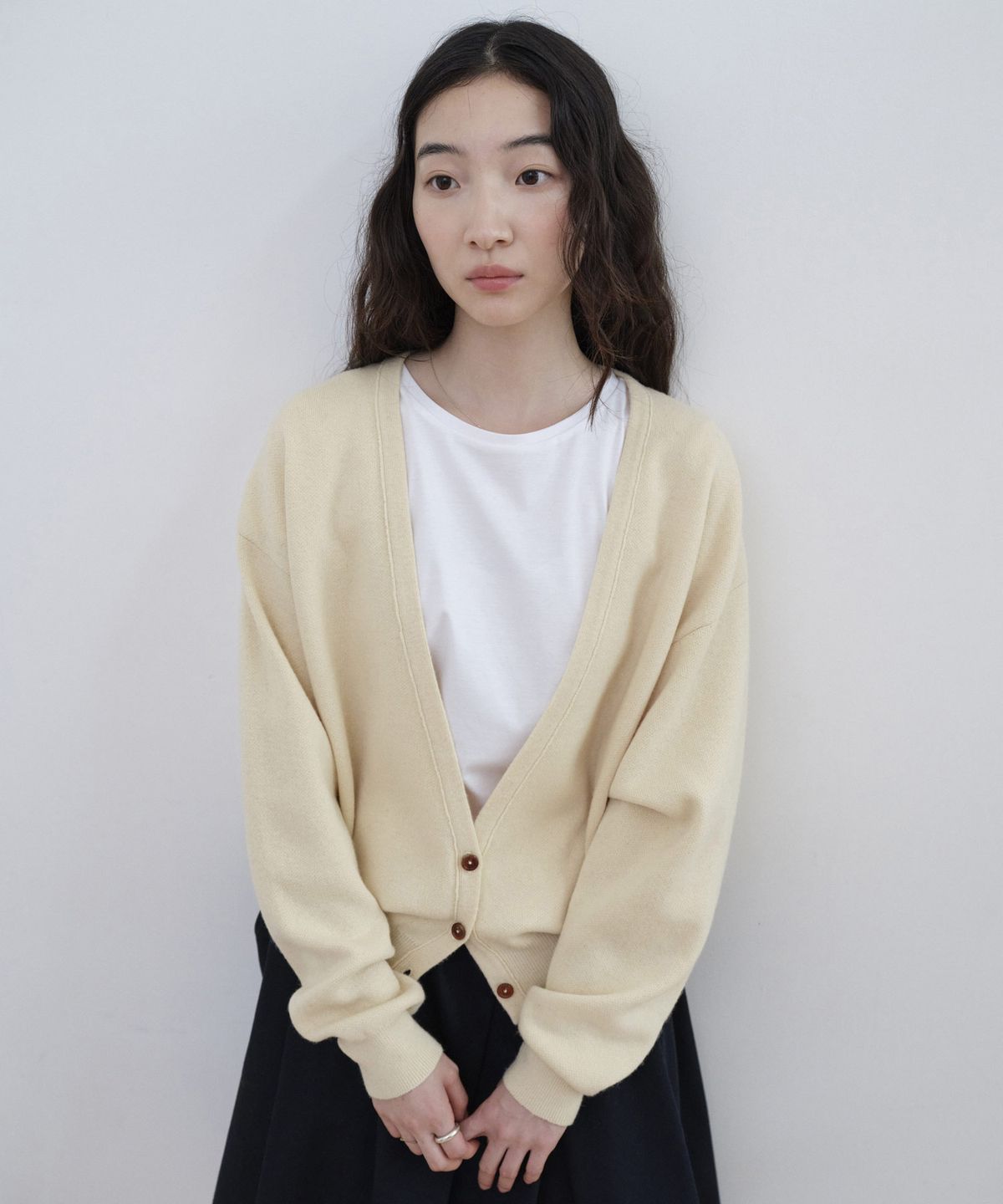 스텝어라운드(STEP AROUND) Superfine Wool Deep V-Neck Cardigan_BUTTER CREAM
