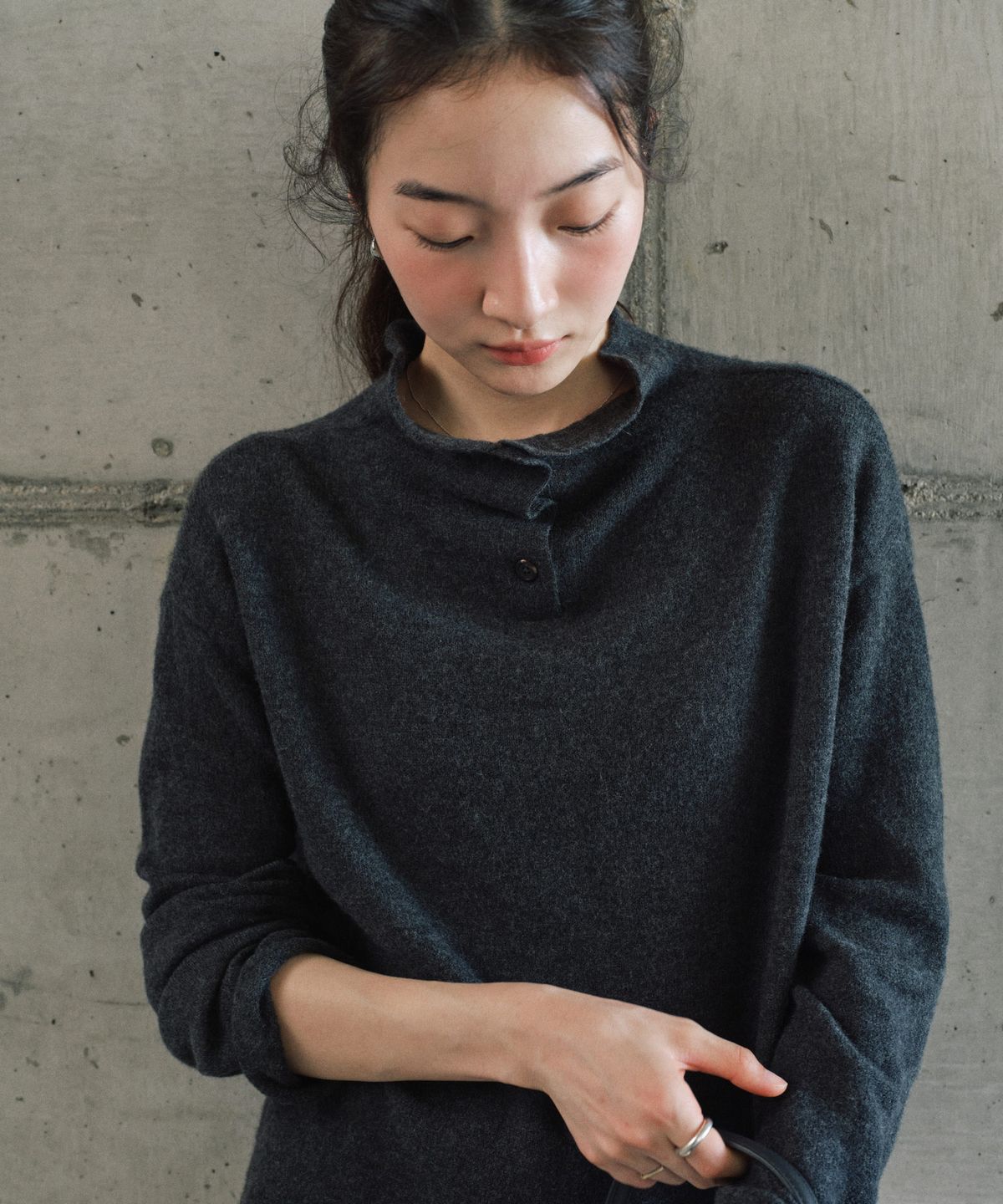 스텝어라운드(STEP AROUND) Reversible Button High Neck Knit_CHARCOAL