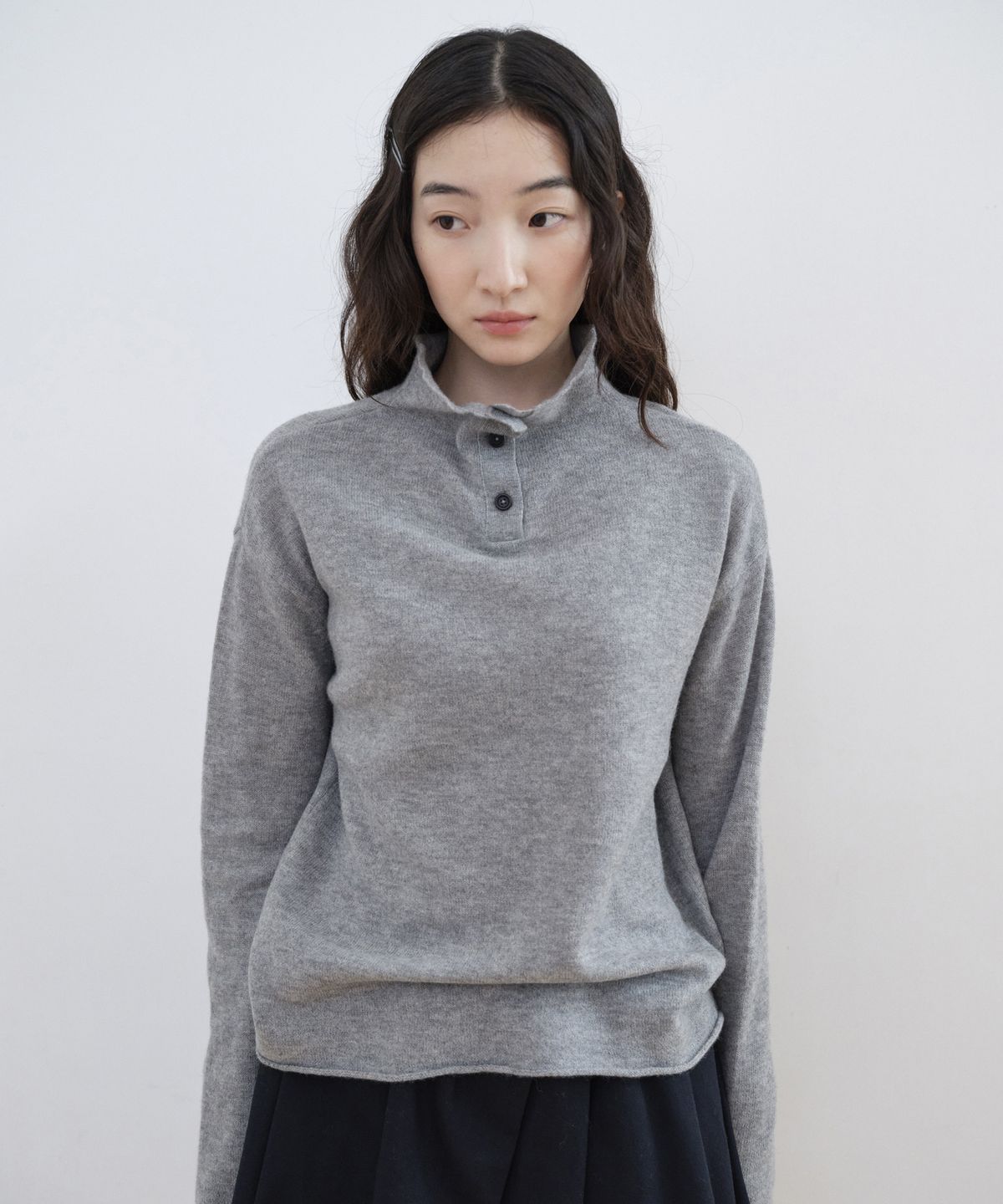 스텝어라운드(STEP AROUND) Reversible Button High Neck Knit_GREY
