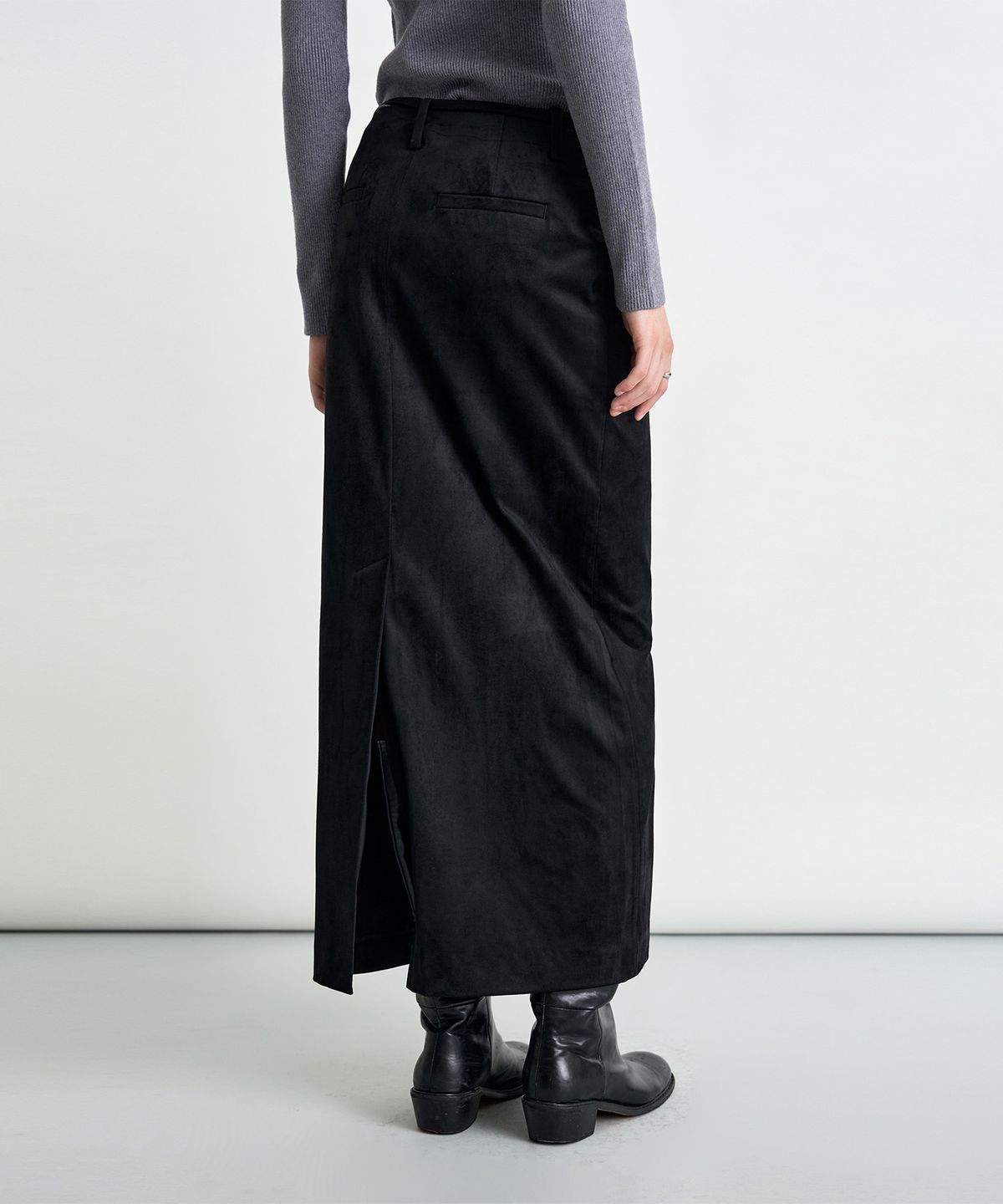 커스텀어클락 우먼(COSTUMEOCLOCK WOMAN) 포멀 슬릿 H라인 맥시 스커트 스웨이드 블랙 COWSK005BLACK