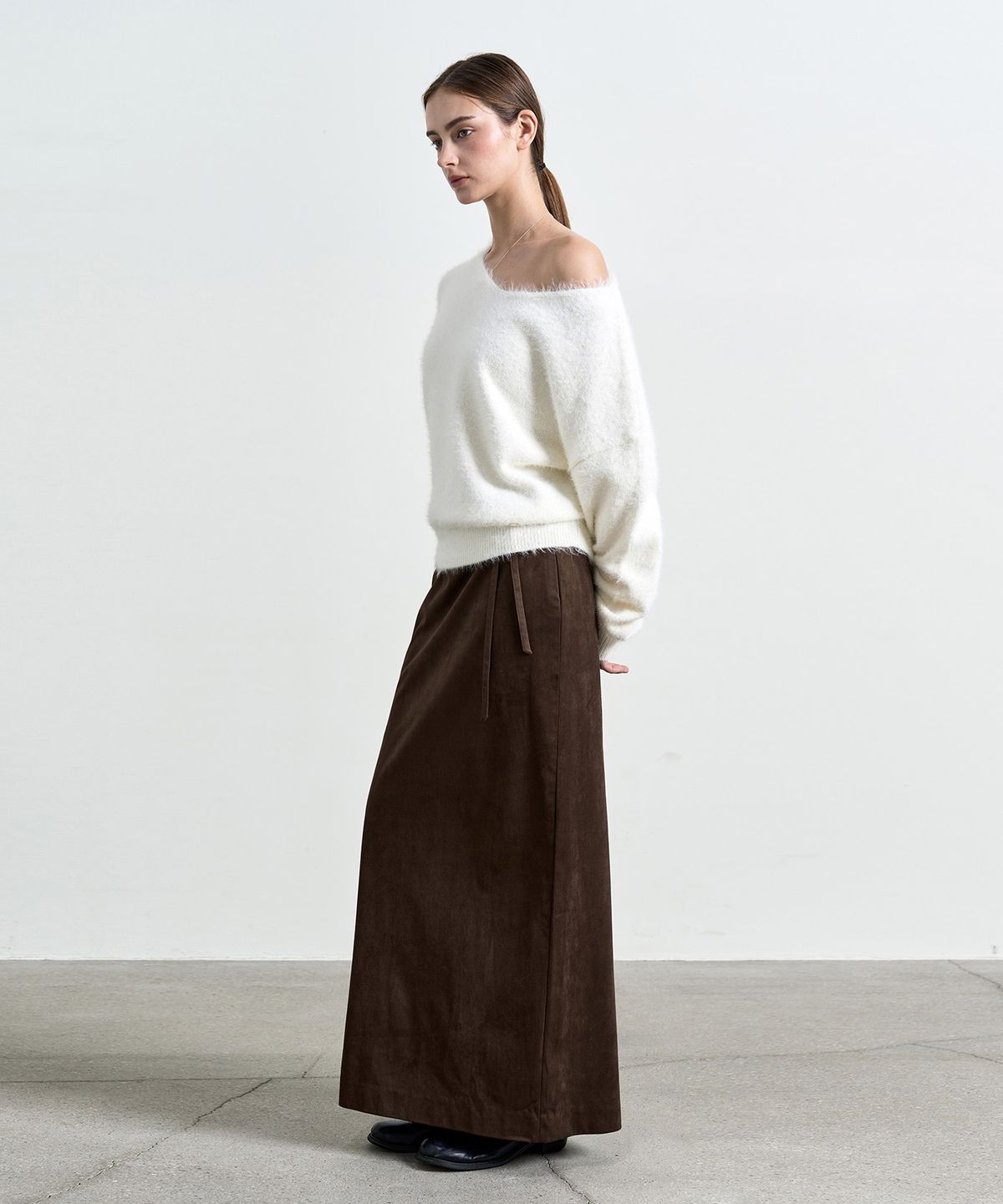 커스텀어클락 우먼(COSTUMEOCLOCK WOMAN) 포멀 슬릿 H라인 맥시 스커트 스웨이드 브라운 COWSK005BROWN