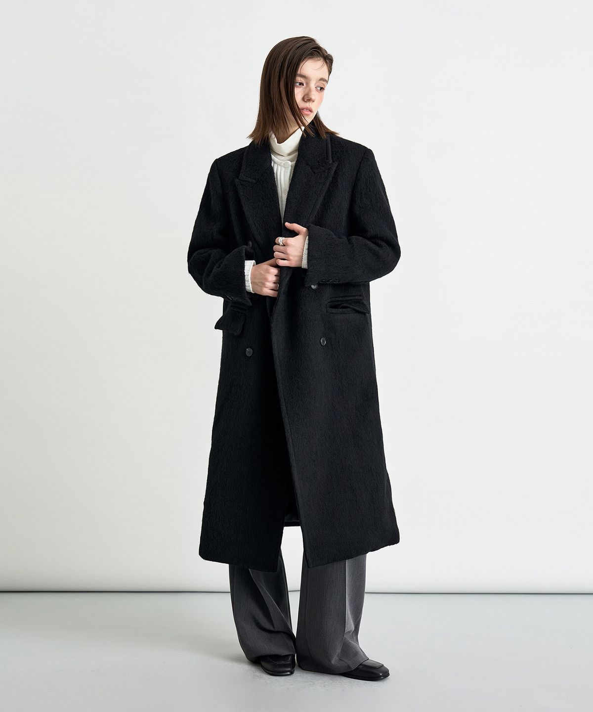 커스텀어클락 우먼(COSTUMEOCLOCK WOMAN) 헤어리 더블 롱 코트 블랙 COWCT005BLACK