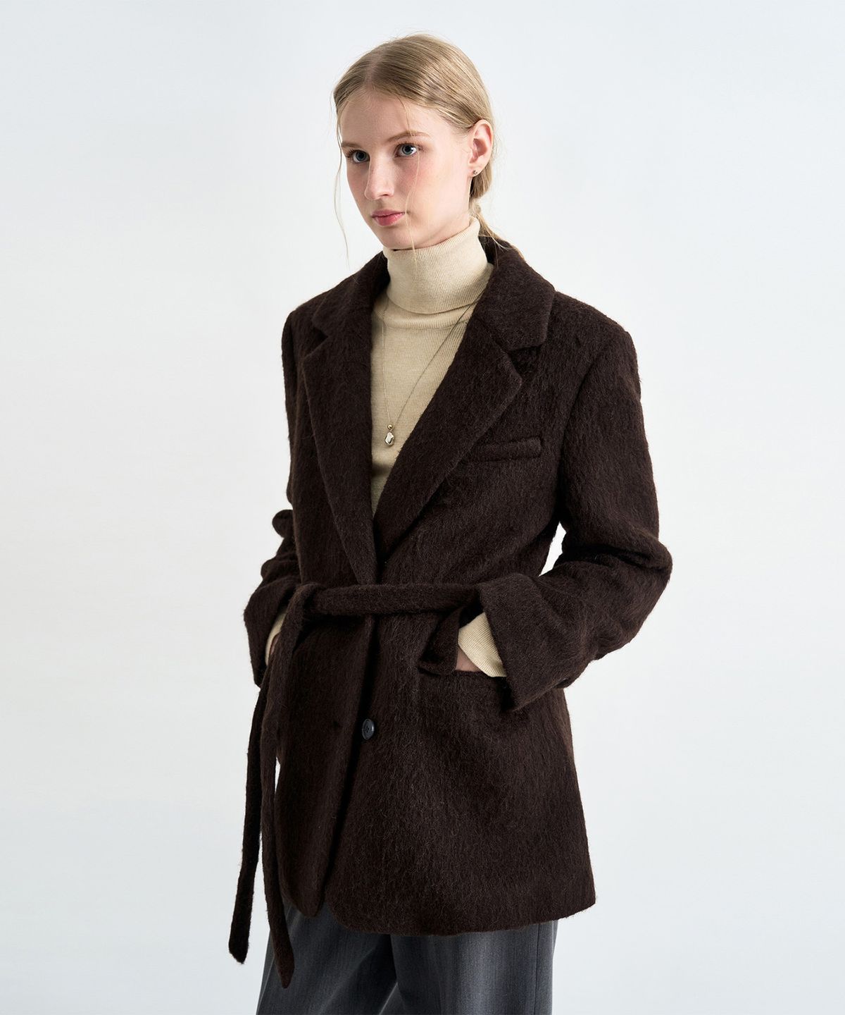 커스텀어클락 우먼(COSTUMEOCLOCK WOMAN) 헤어리 벨티드 블레이저 코트 브라운 COWCT004BROWN