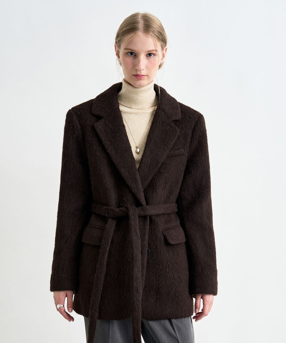 커스텀어클락 우먼(COSTUMEOCLOCK WOMAN) 헤어리 벨티드 블레이저 코트 브라운 COWCT004BROWN