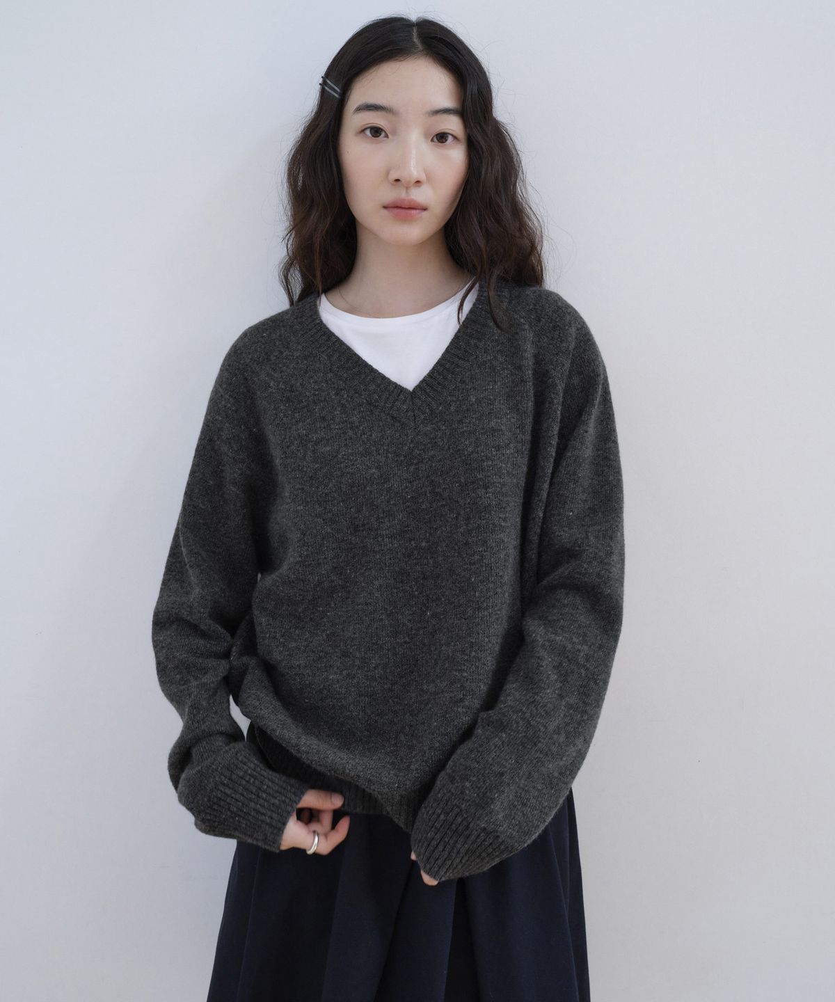 스텝어라운드(STEP AROUND) Cashmere reglan v neck knit_CHARCOAL