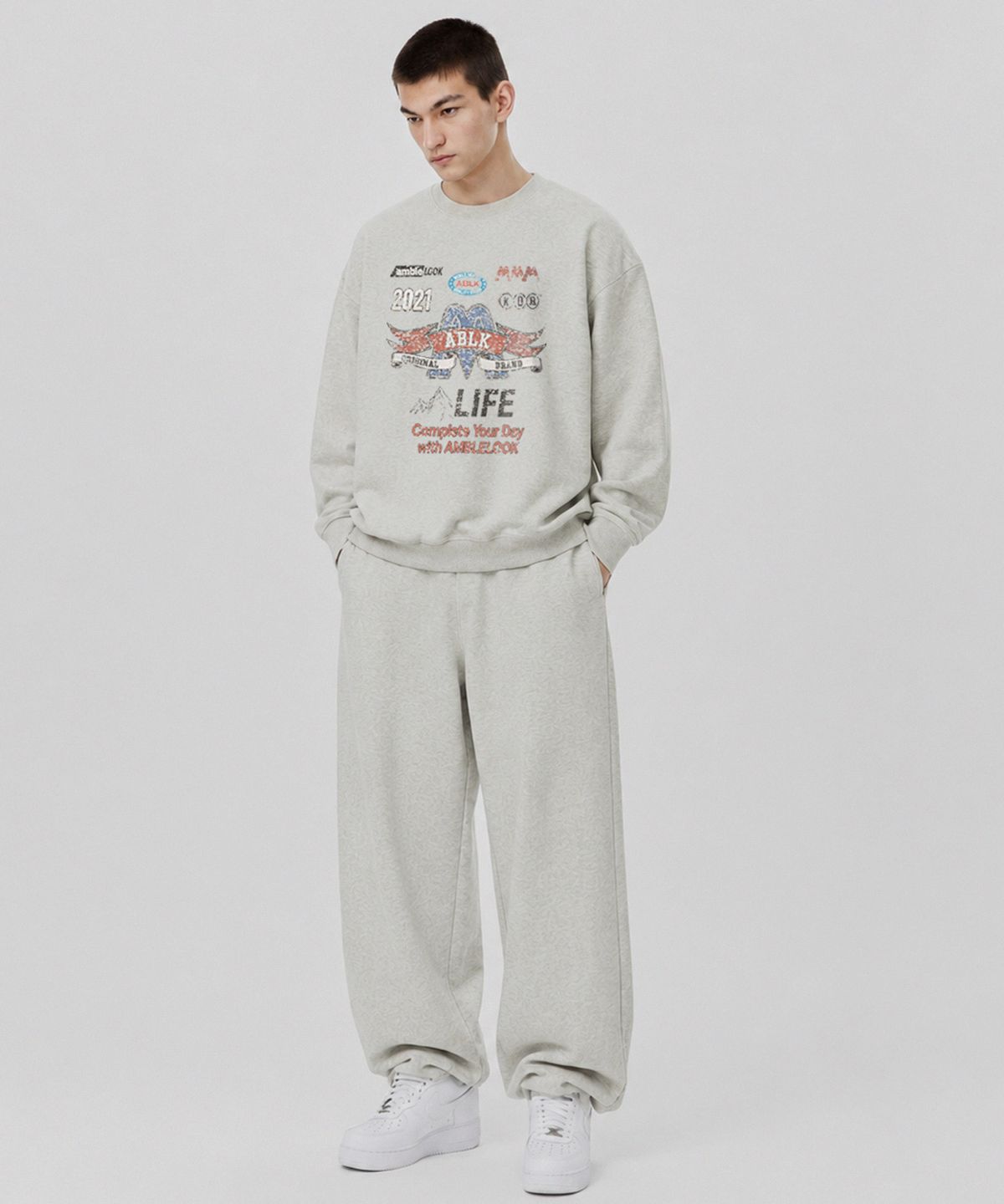 엠블룩(AMBLELOOK) 레귤러 스웨트셔츠 ABLK LIFE (3color)