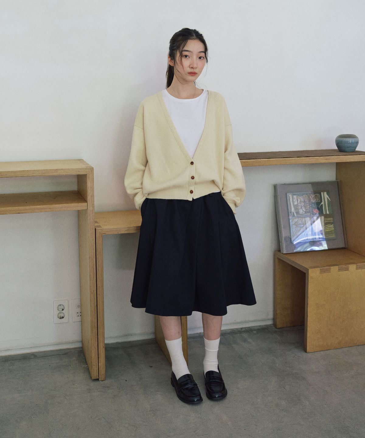 스텝어라운드(STEP AROUND) Cotton Tuck Pleated Banding Mid Skirt_NAVY