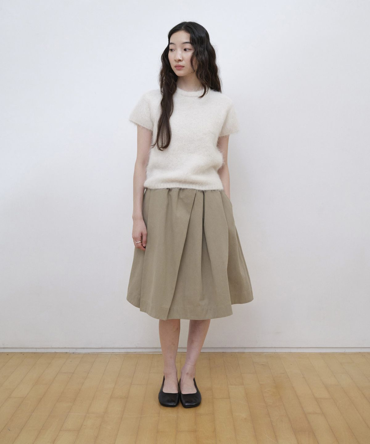 스텝어라운드(STEP AROUND) Cotton Tuck Pleated Banding Mid Skirt_BEIGE