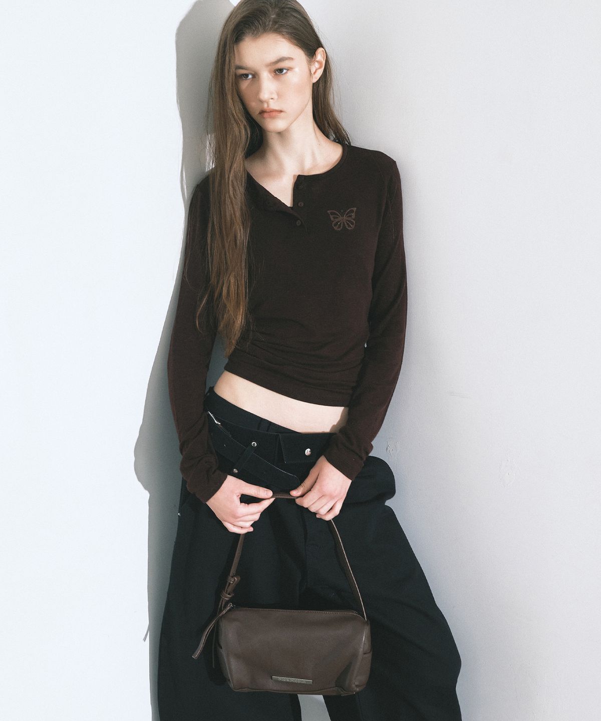 닉앤니콜(NICK&NICOLE) EMBOSSED METAL MINI BAG_BROWN