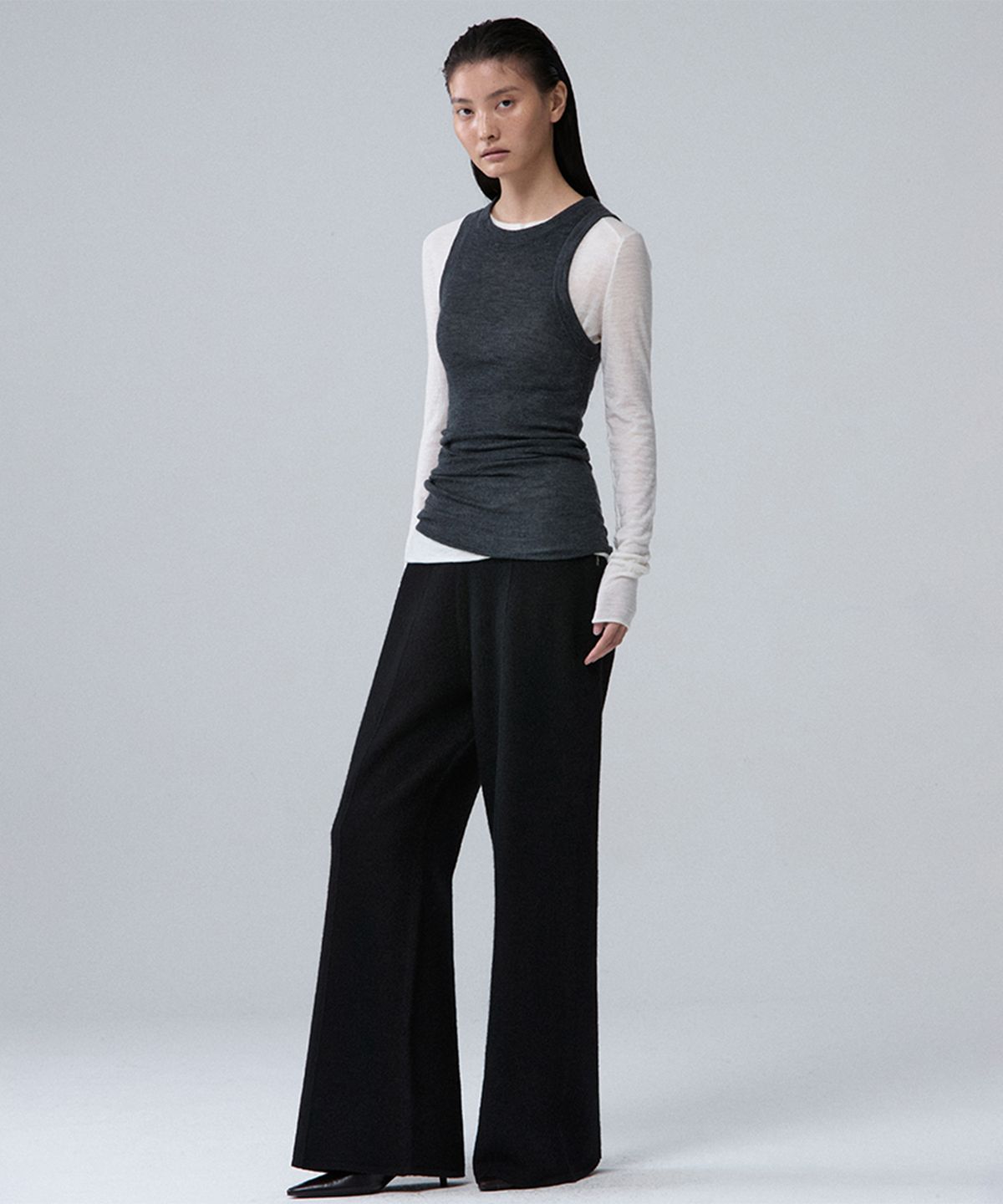 우마뭉(UMARMUNG) Weightless wool cashmere sleeveless top_Charcoal
