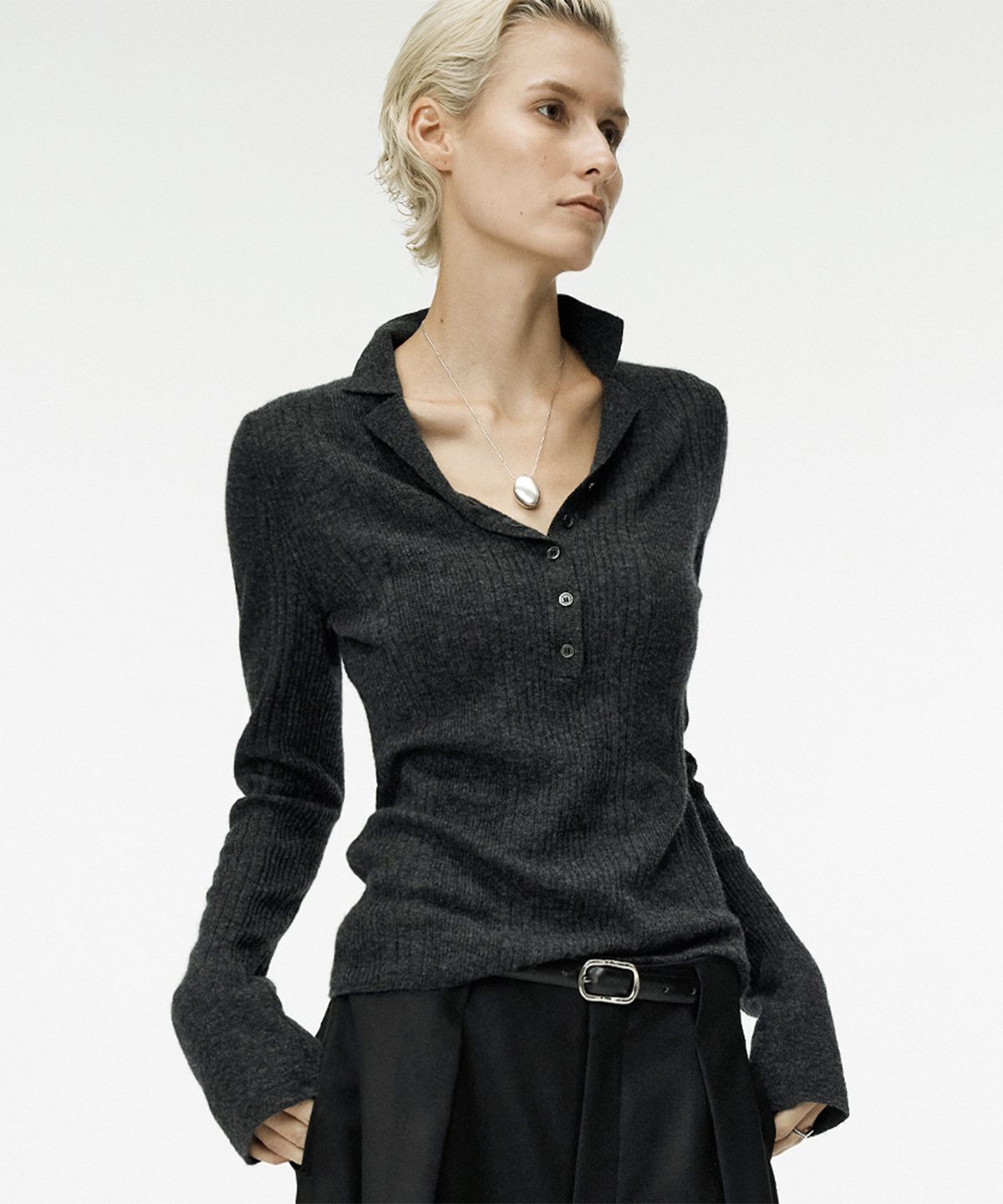 우마뭉(UMARMUNG) Weightless wool cashmere collared henley pullover_Charcoal