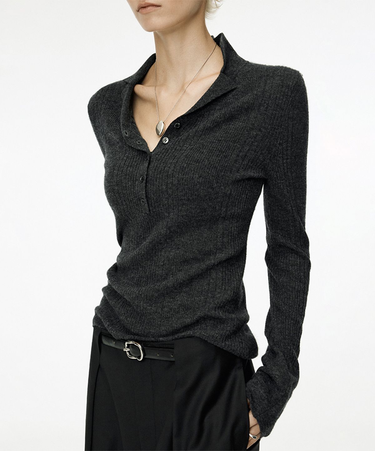 우마뭉(UMARMUNG) Weightless wool cashmere collared henley pullover_Charcoal