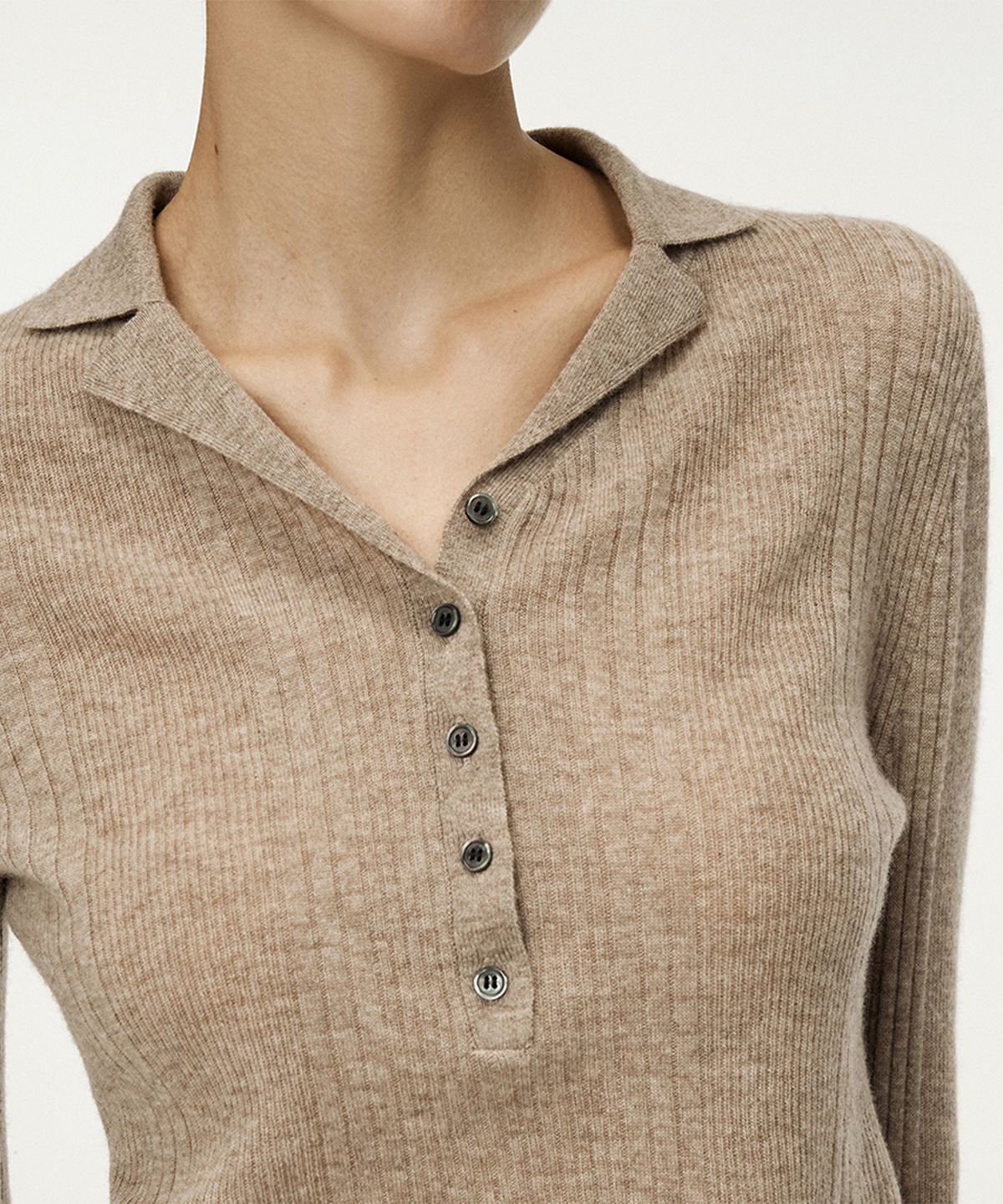 우마뭉(UMARMUNG) Weightless wool cashmere collared henley pullover_Oatmeal