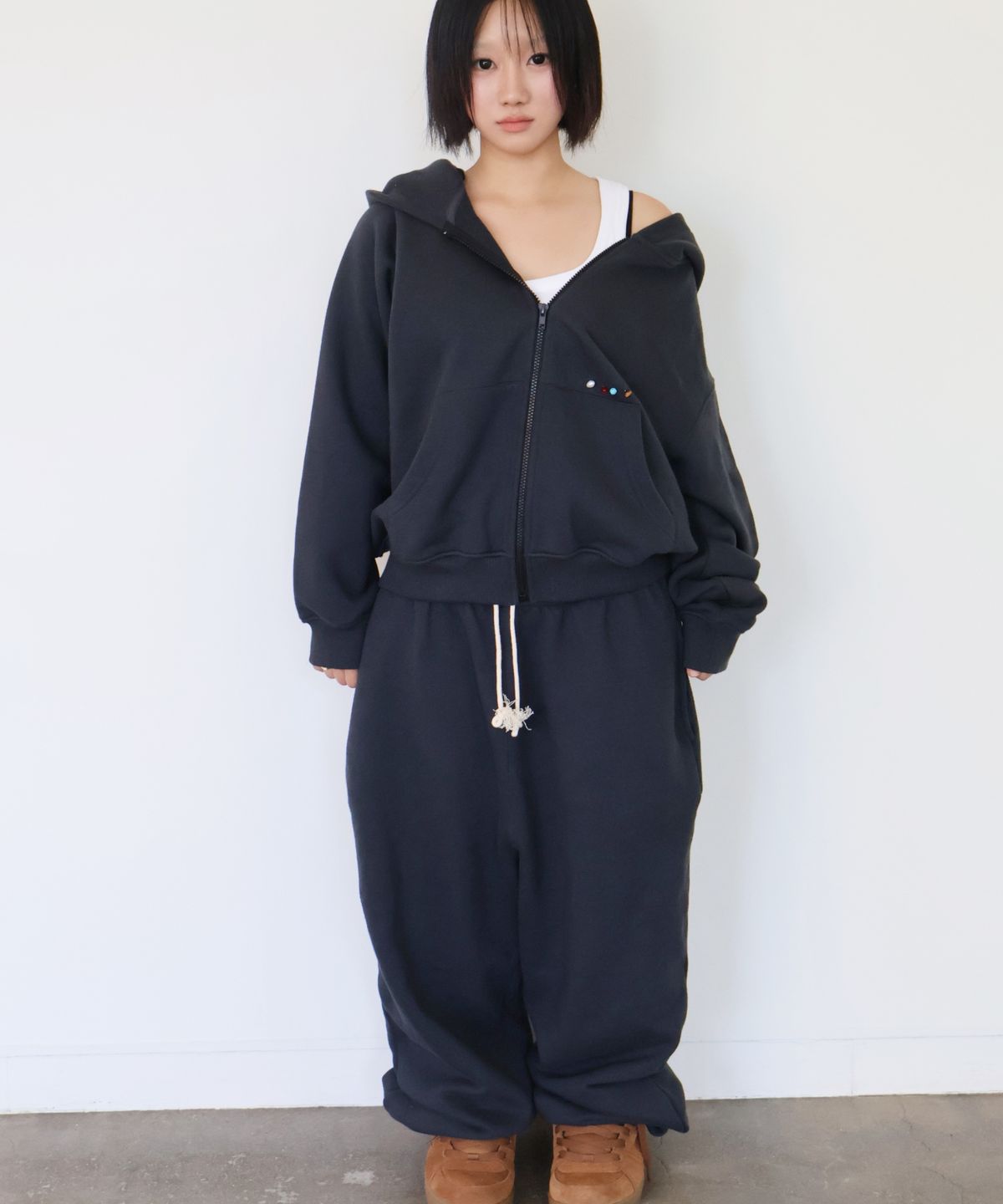 키코지(KIKOZY) Macaroon Sweat Pants_Chacoal