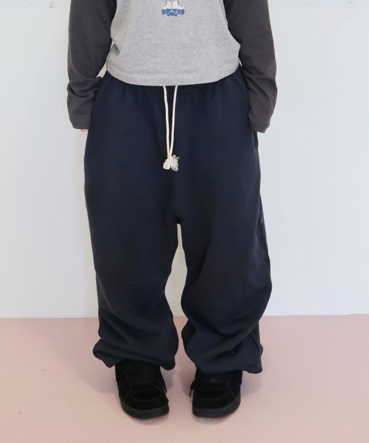 키코지(KIKOZY) Macaroon Sweat Pants_Chacoal
