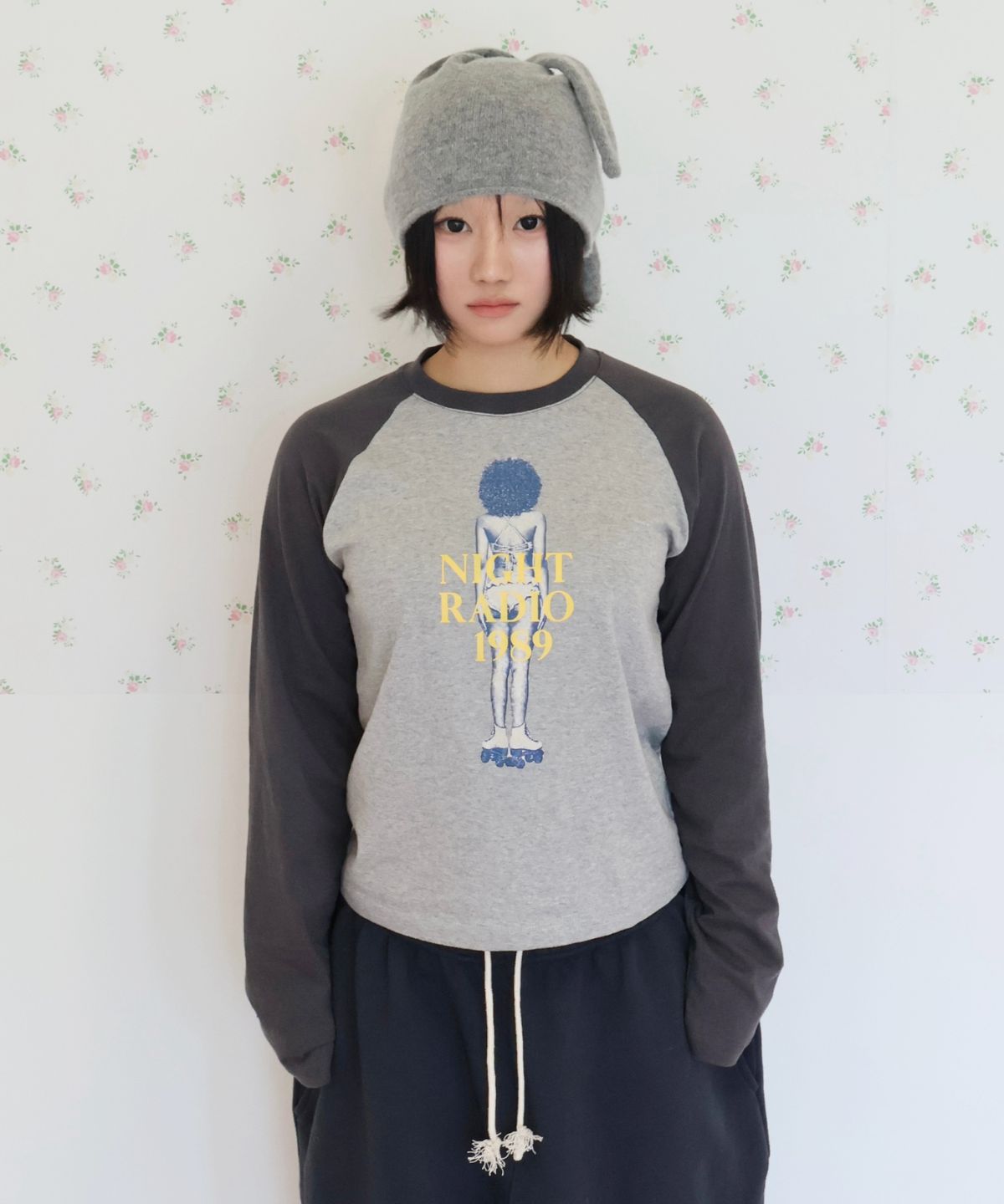 키코지(KIKOZY) Night Radio Raglan T-shirt_Chacoal