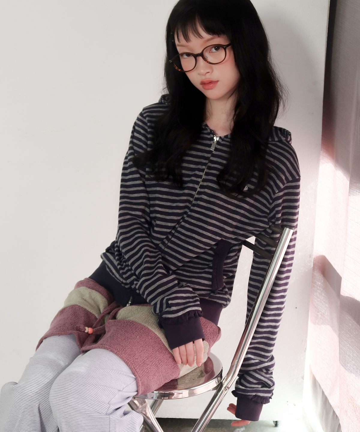 썸플레이스(SOME PLACE) 스트라이프 포켓 셔링 포인트 세미 오버핏 크롭 소프트 후드 집업 자켓 [네이비]