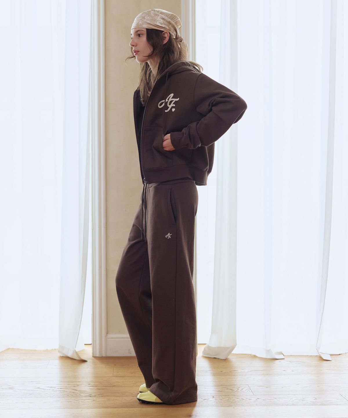 애프터아워즈(AFTERHOURS) LOGO EMBROIDERED HOODIE ZIP-UP (BROWN)
