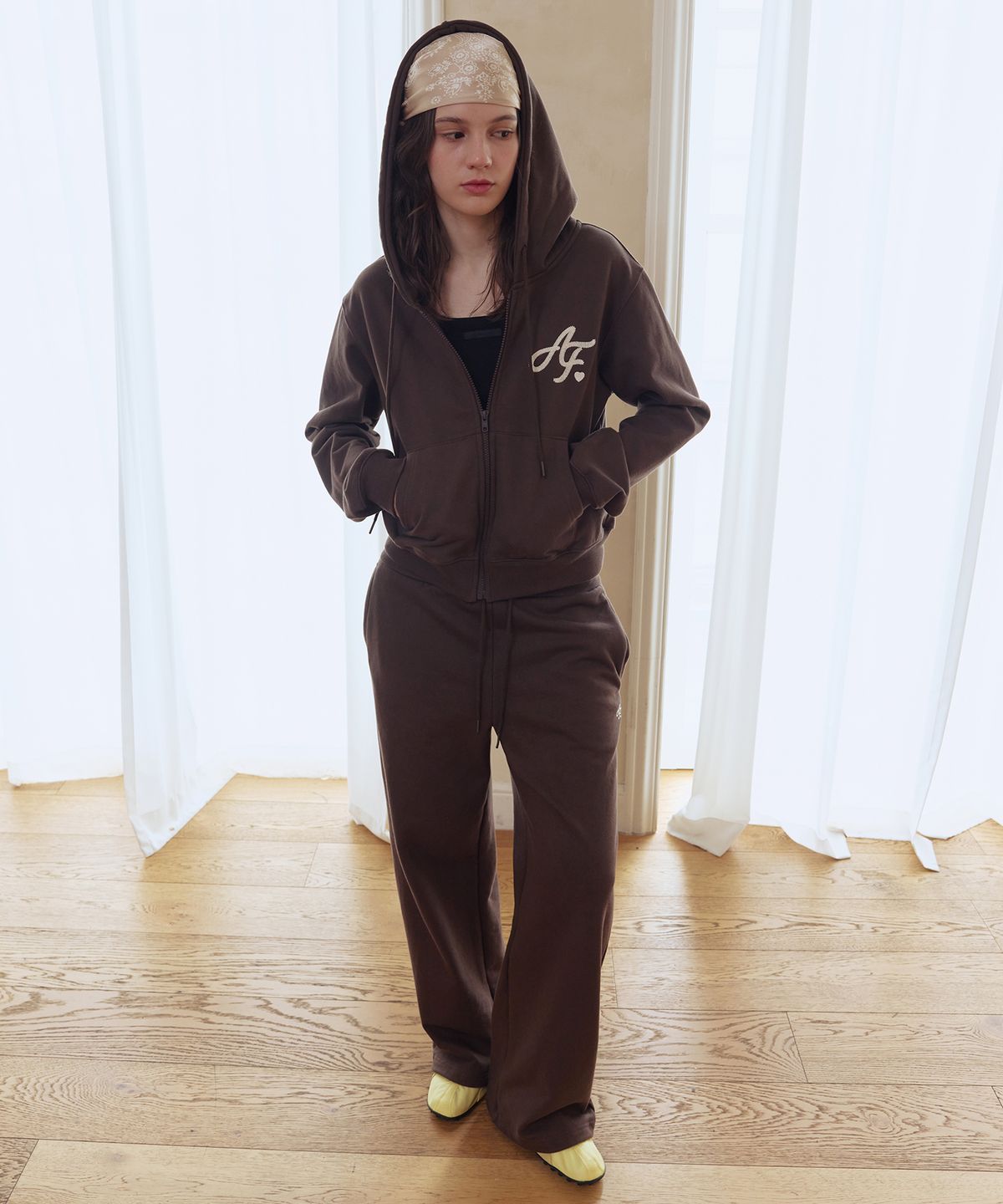애프터아워즈(AFTERHOURS) LOGO EMBROIDERED HOODIE ZIP-UP (BROWN)
