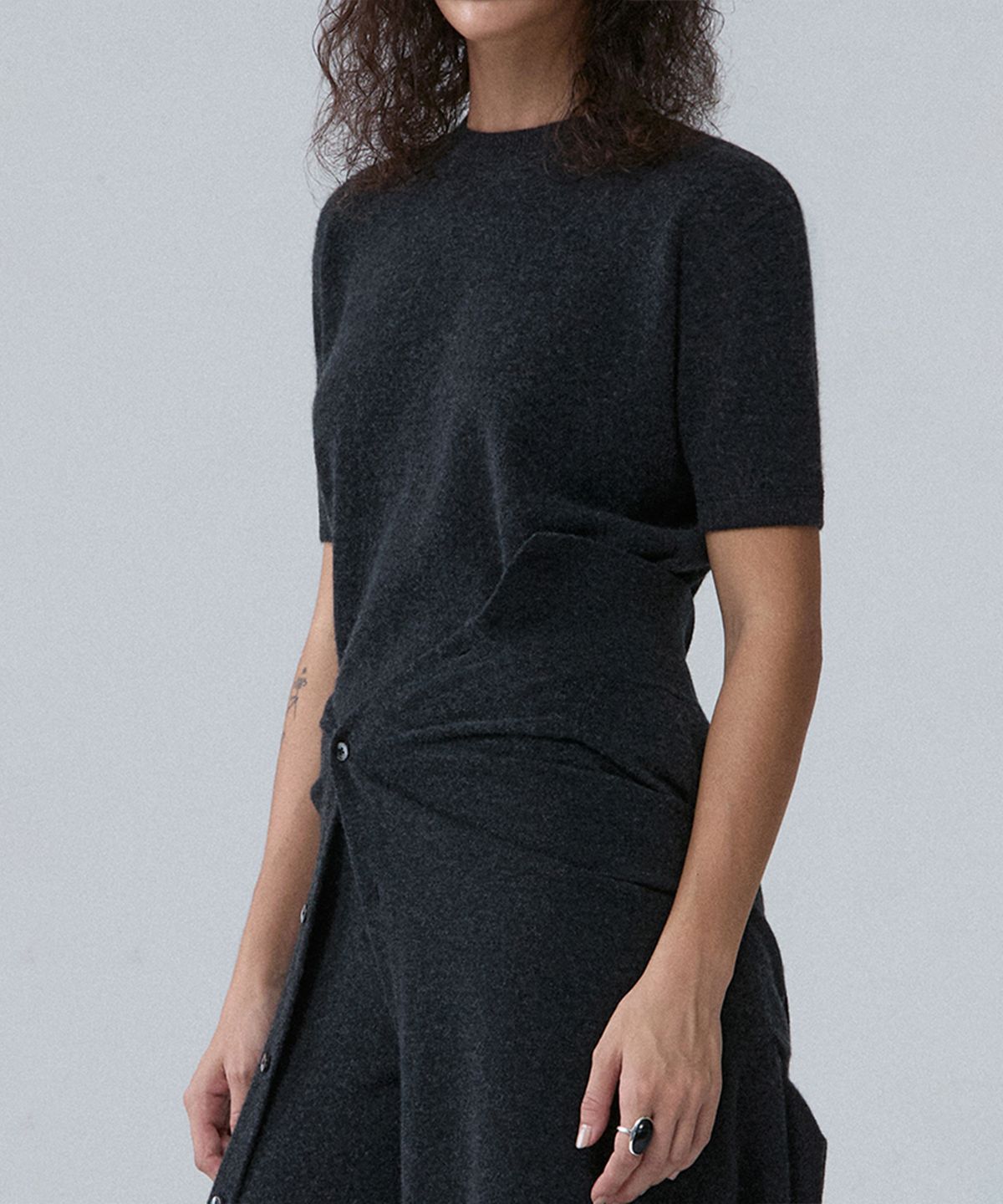 우마뭉(UMARMUNG) Wool cashmere half sleeve pullover_Graphite