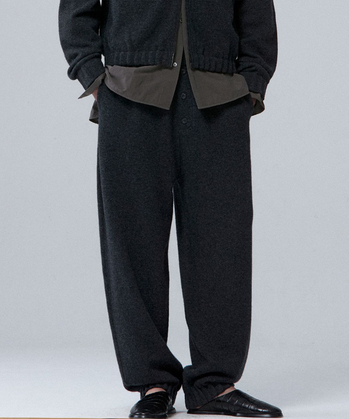 우마뭉(UMARMUNG) Wool cashmere jogger pant_Graphite