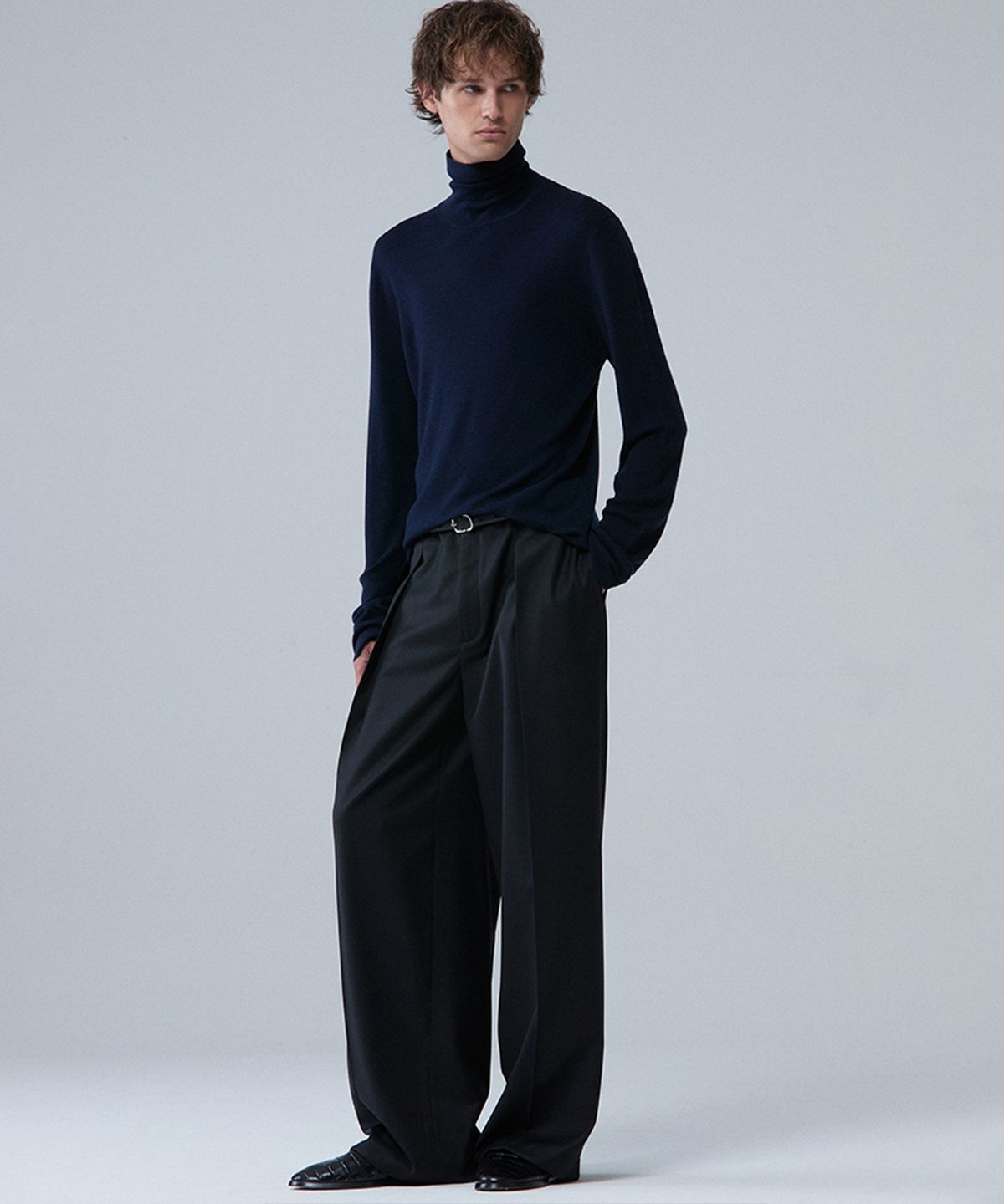 우마뭉(UMARMUNG) Weightless wool turtle neck pullover_Deep sea