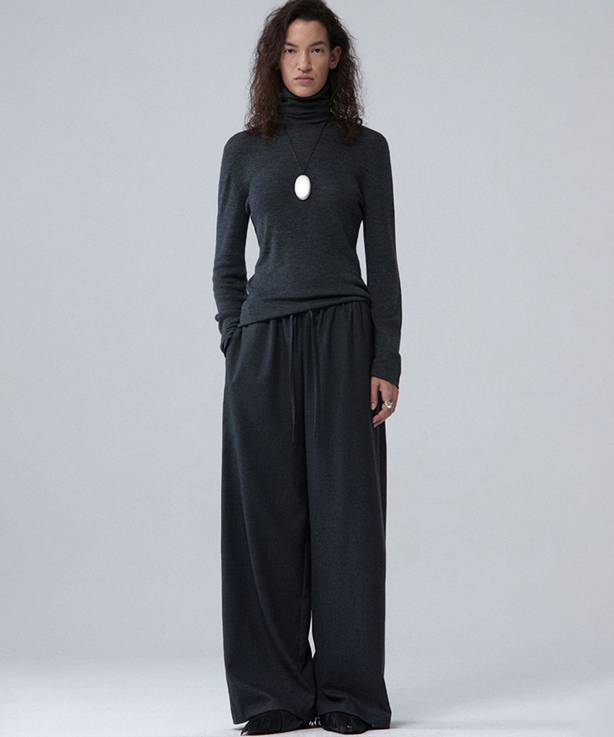 우마뭉(UMARMUNG) Weightless wool turtle neck pullover_Charcoal