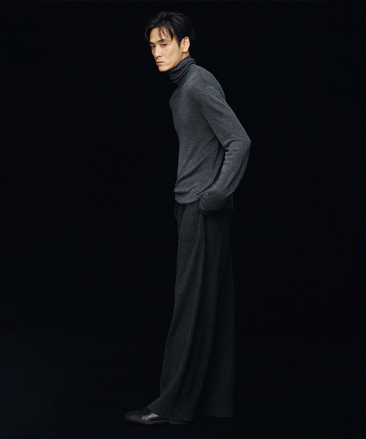 우마뭉(UMARMUNG) Weightless wool turtle neck pullover_Charcoal