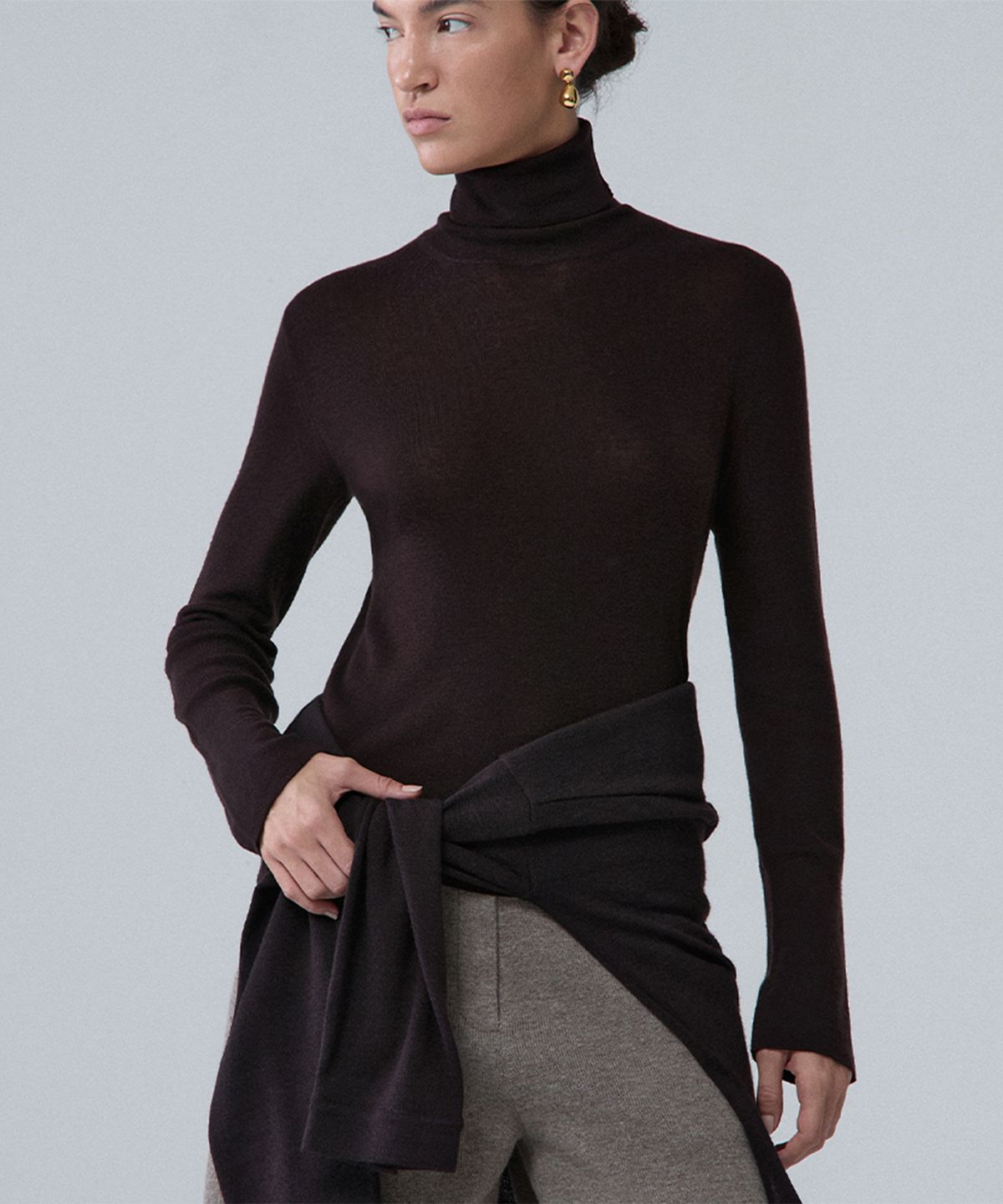 우마뭉(UMARMUNG) Weightless wool turtle neck pullover_Mahogany