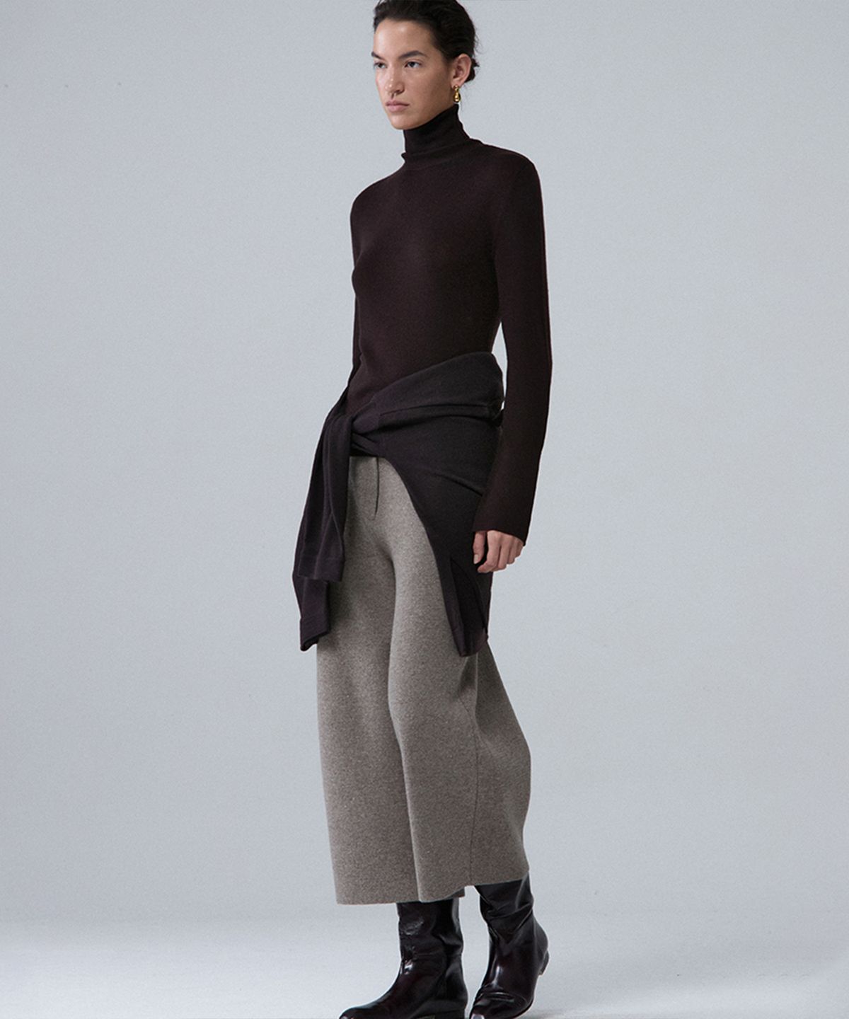우마뭉(UMARMUNG) Weightless wool turtle neck pullover_Mahogany