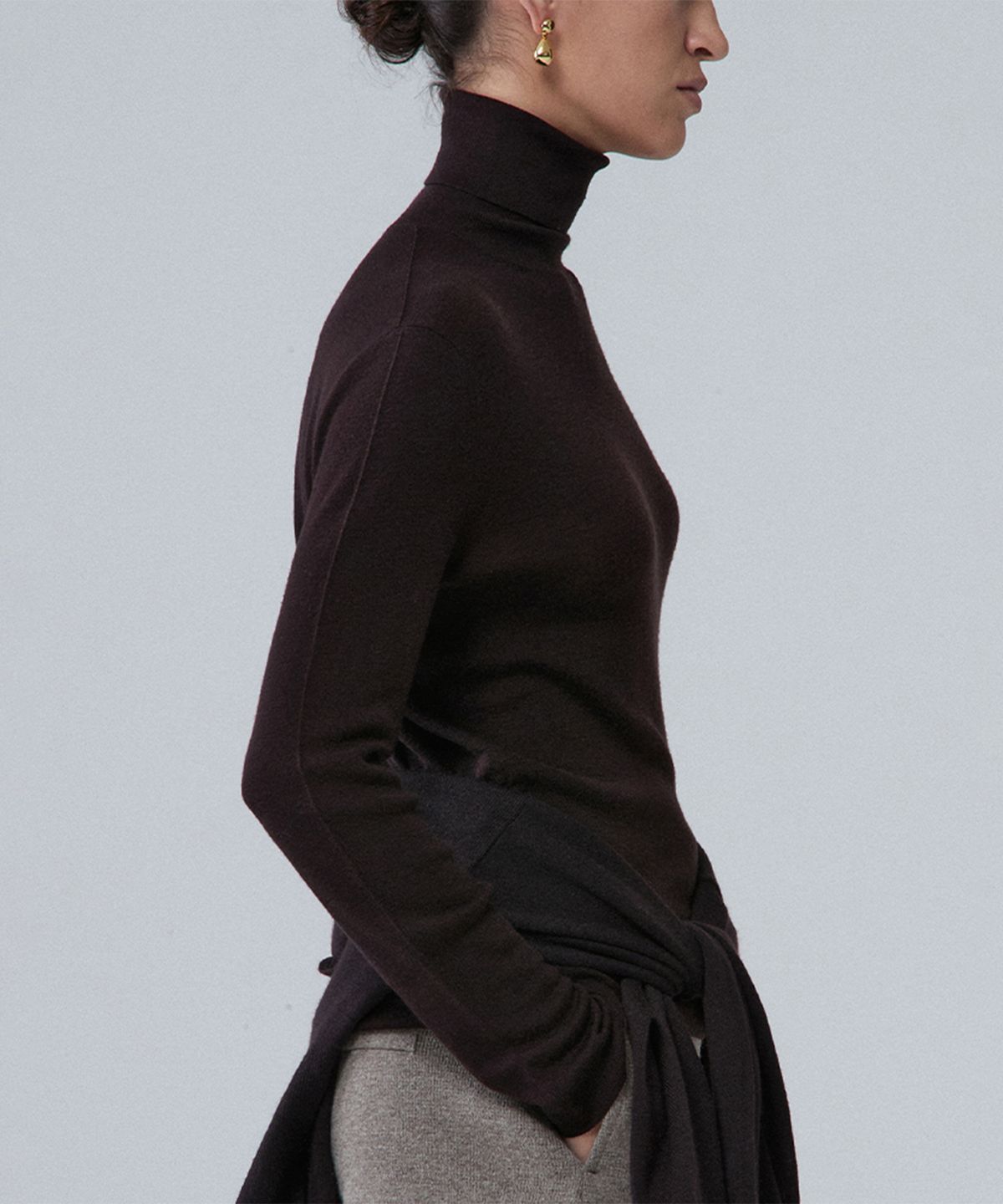 우마뭉(UMARMUNG) Weightless wool turtle neck pullover_Mahogany