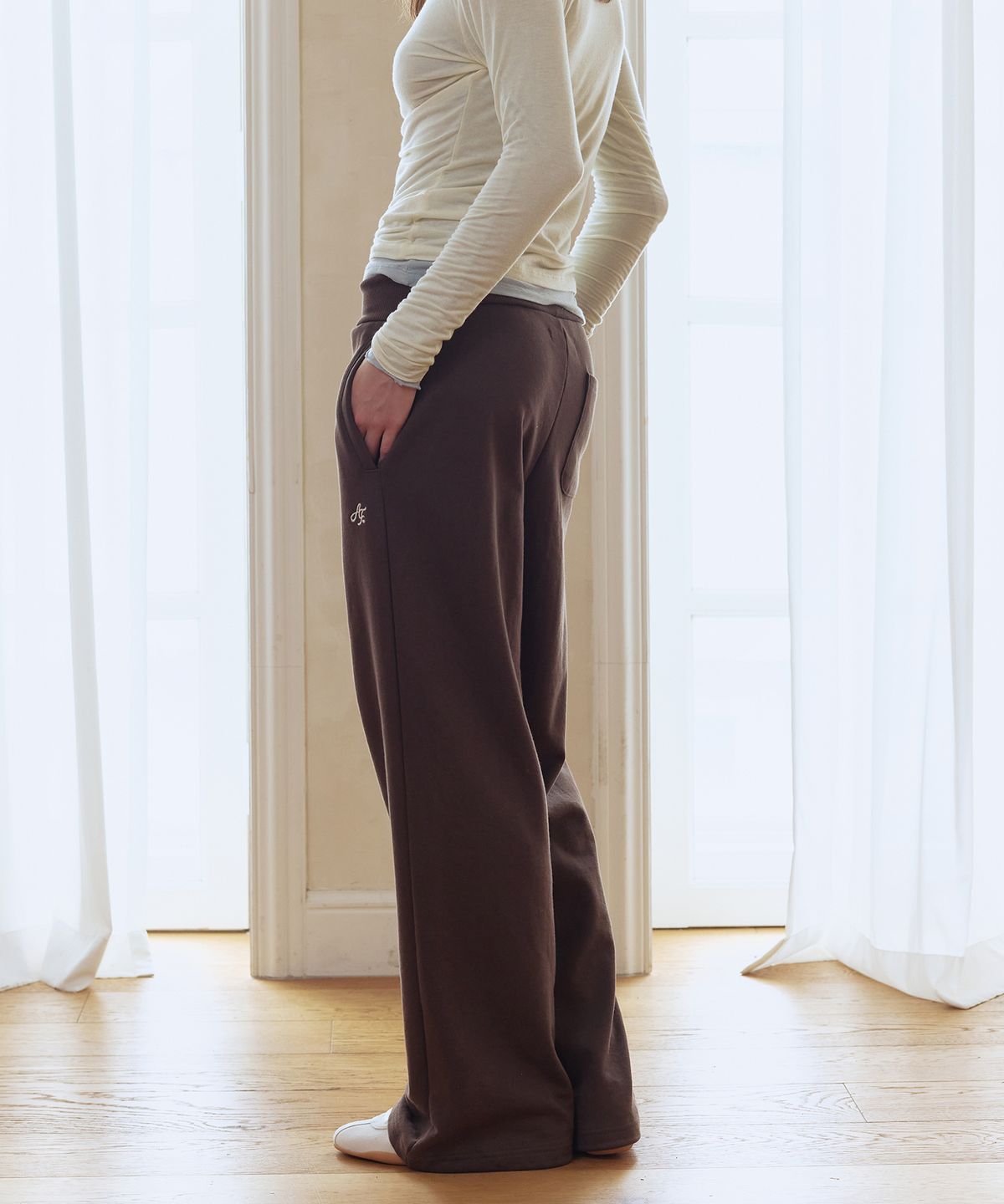 애프터아워즈(AFTERHOURS) LOGO EMBROIDERED SWEAT PANTS (BROWN)
