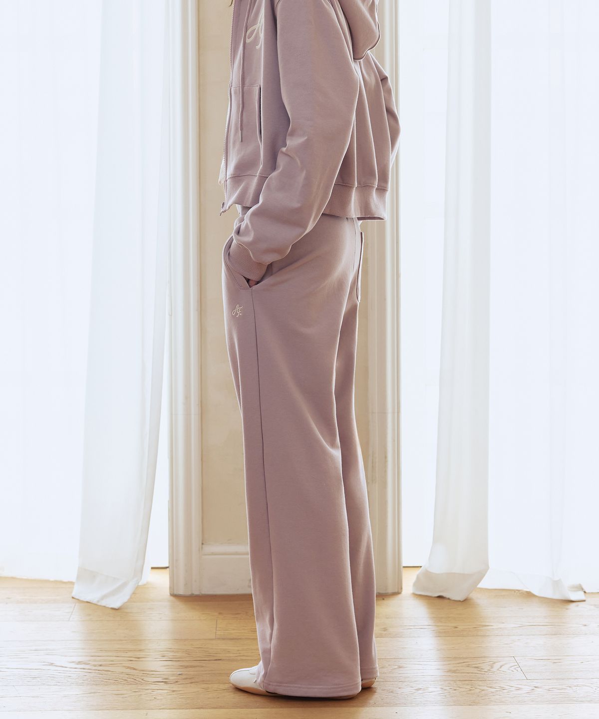애프터아워즈(AFTERHOURS) LOGO EMBROIDERED SWEAT PANTS (LIGHT PURPLE)
